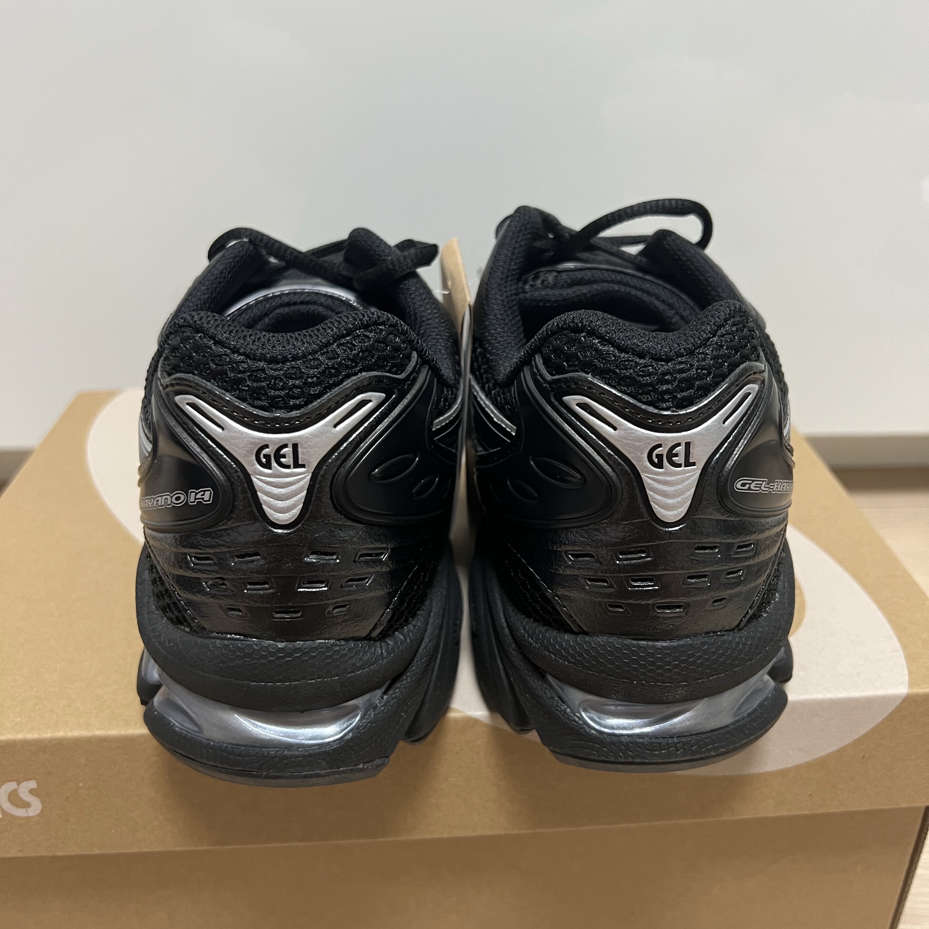 Asics Gel-Kayano 14 Black Pure Silver 착용 스타일 - 3