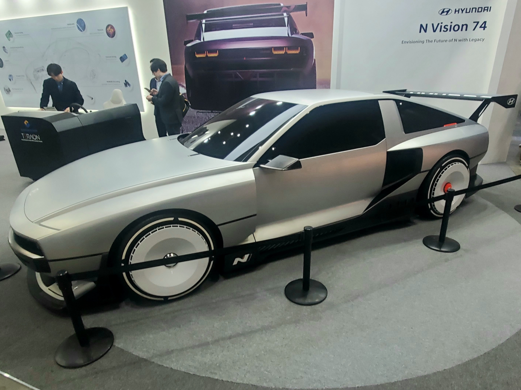 Adidas Crazy 1 Matte Silver Core Black 착용 스타일 - 2