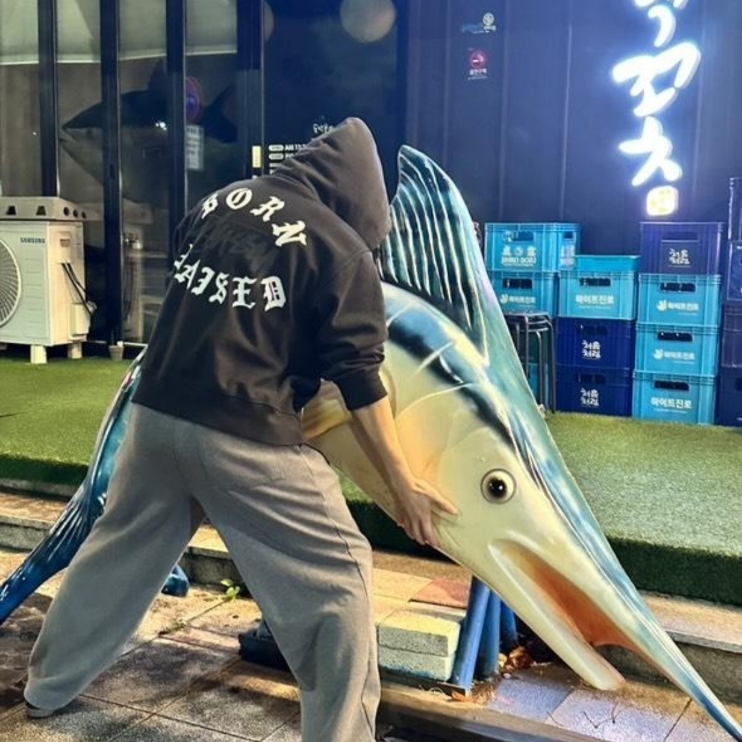 Stussy x Born X Raised Logo Zip Hoodie Black, Adidas Samba OG Black White Gum 착용 스타일 - 2