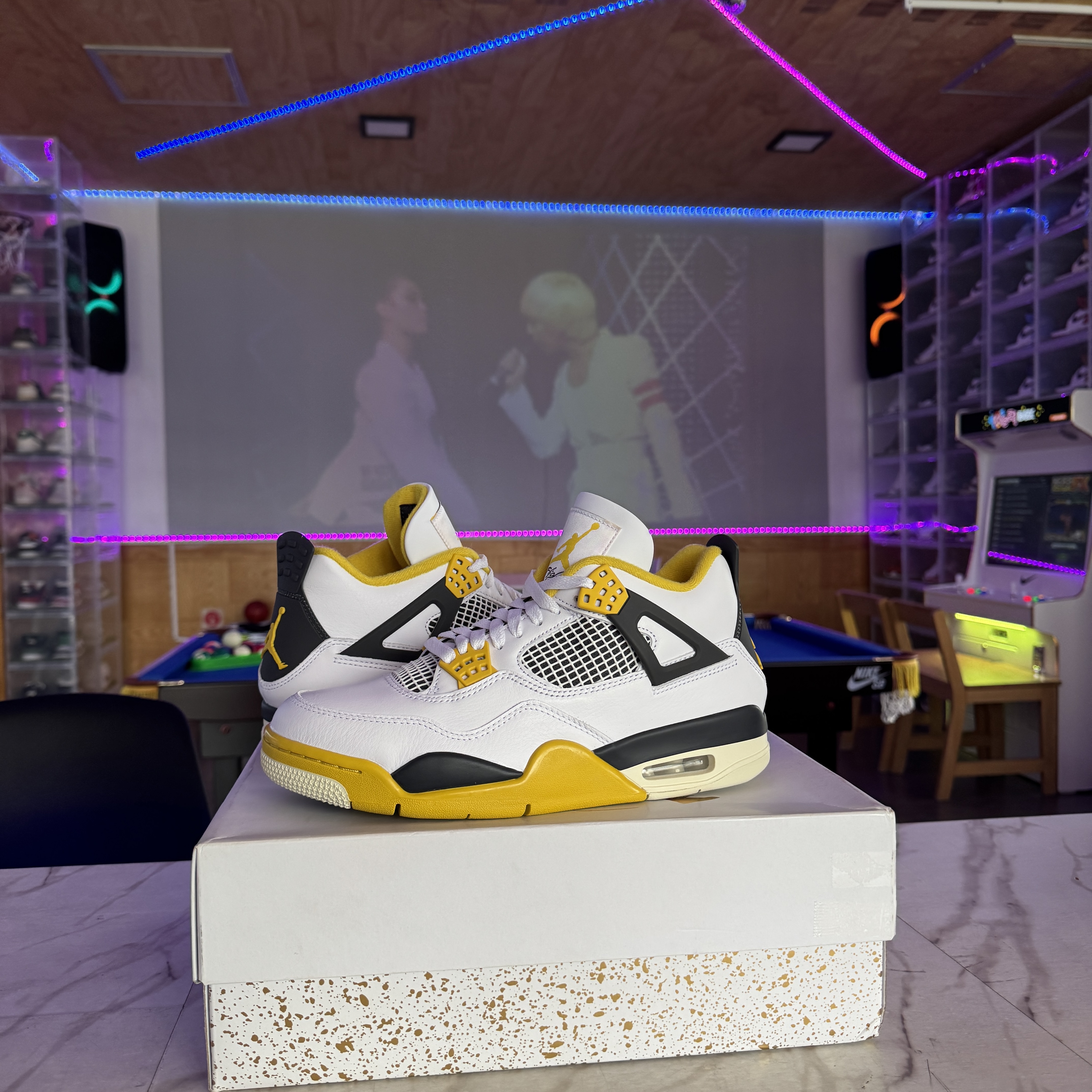 (W) Jordan 4 Retro Vivid Sulfur 착용 스타일