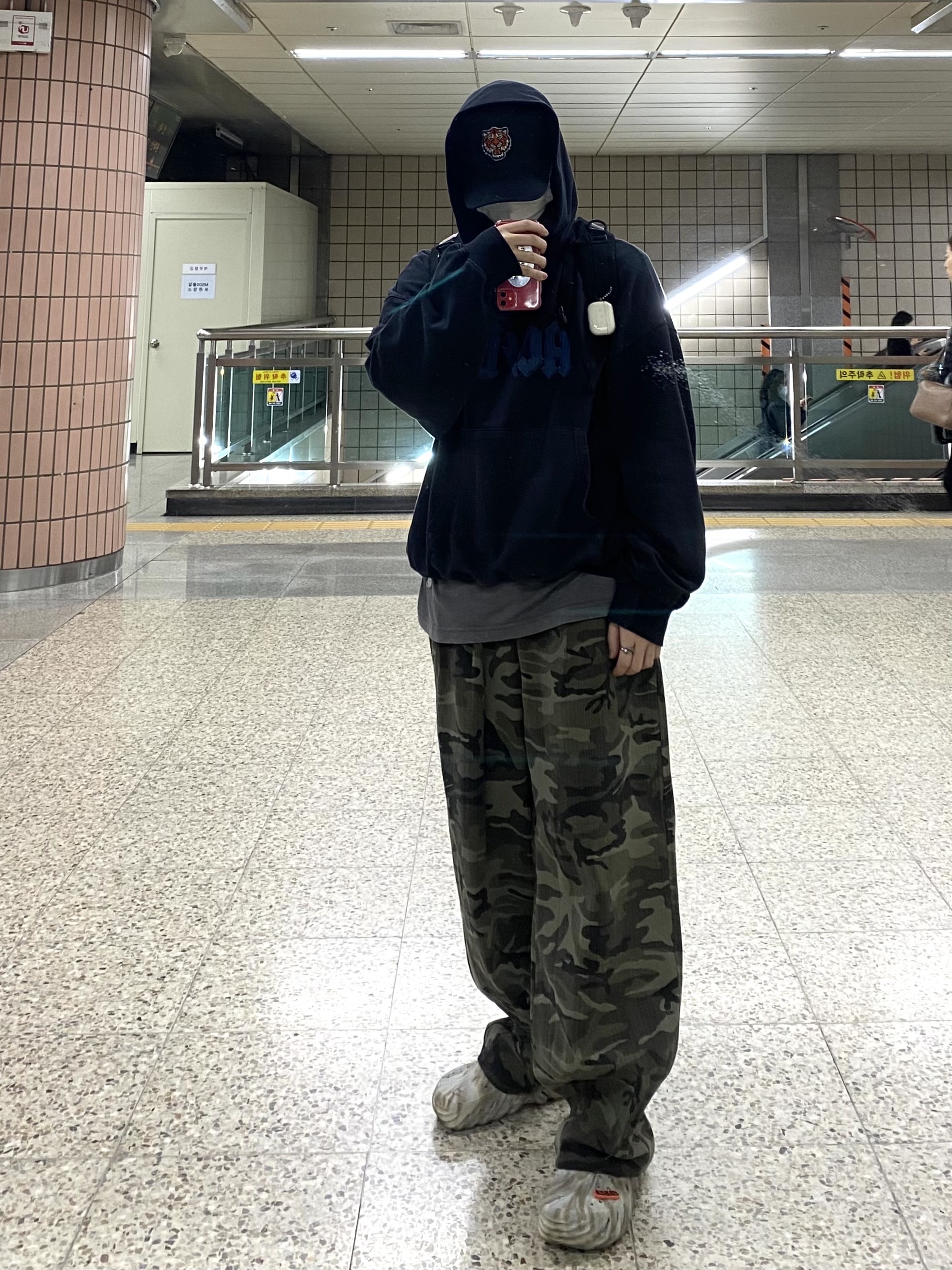 Crocs Echo Marbled Clog Bone Multi, Casetify x IAB Studio Single White Logo AirPods Pro Case Clear 착용 스타일 - 1