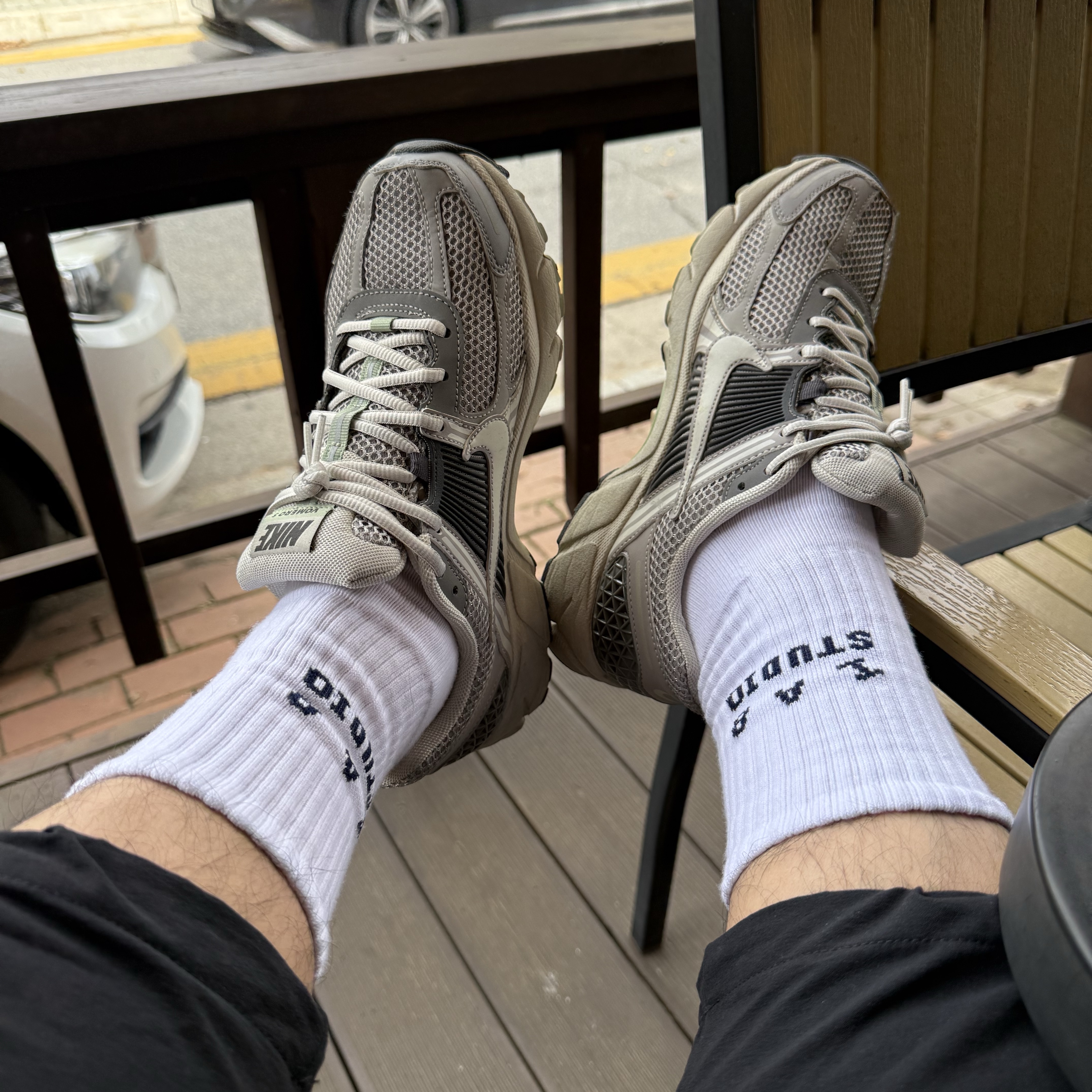 IAB Studio Socks White Black (5 Pack), (W) Nike Zoom Vomero 5 Cobblestone and Flat Pewter 착용 스타일