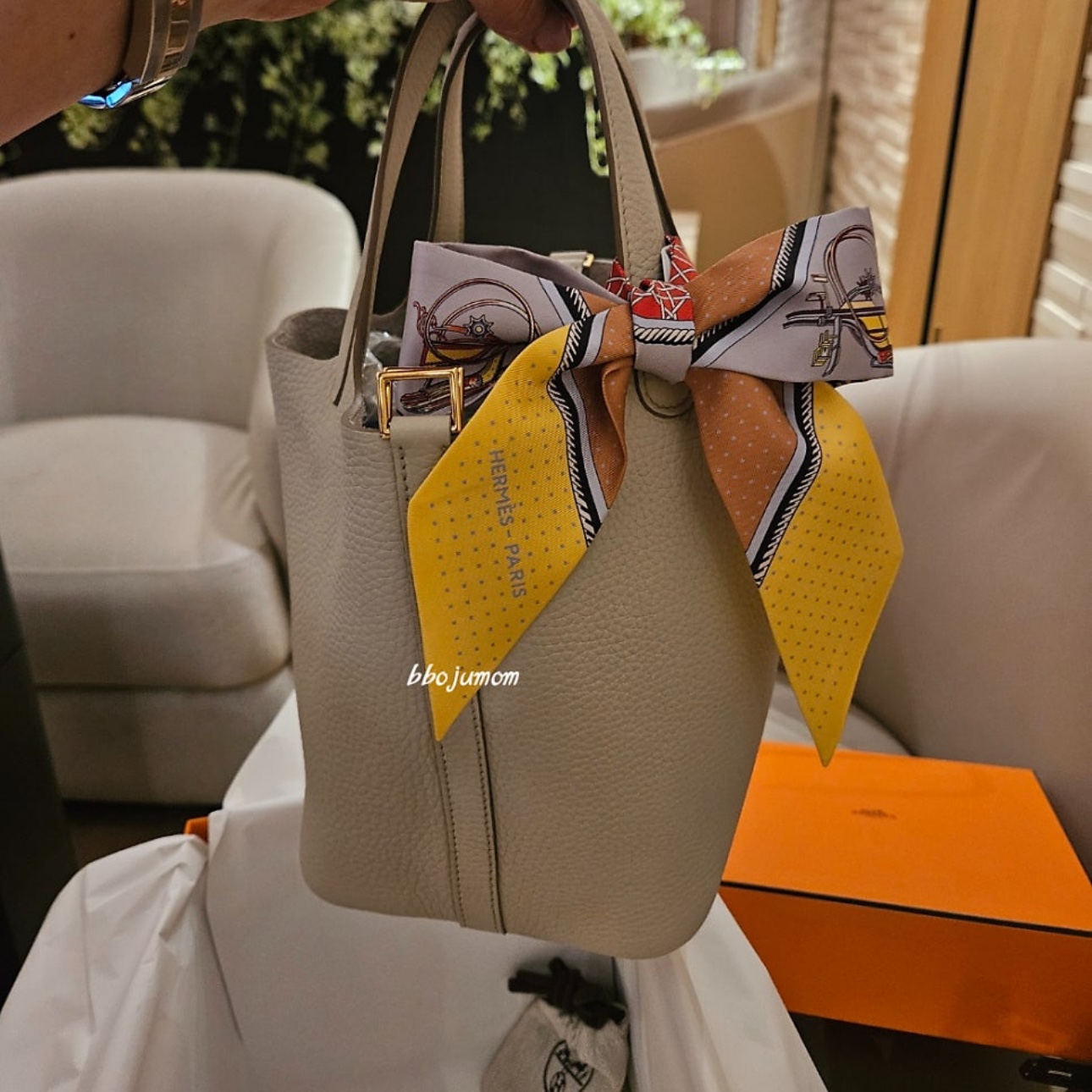 Hermes Picotin Lock 18 Bag Clemence & Gold Beton 착용 스타일