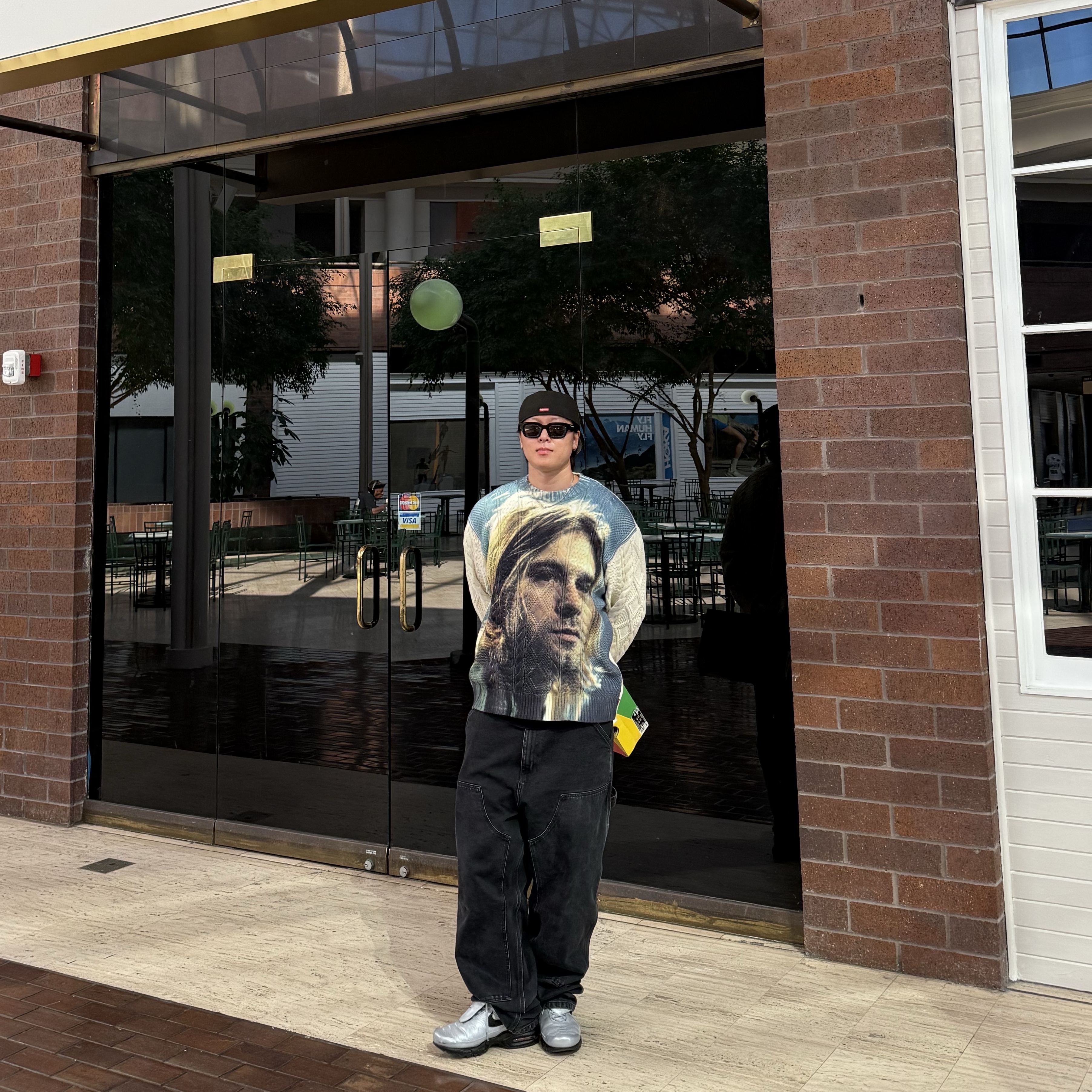 Supreme Kurt Cobain Sweater White - 23SS, Nike Air Max Plus TNPO Wolf Grey and Black 착용 스타일 - 1