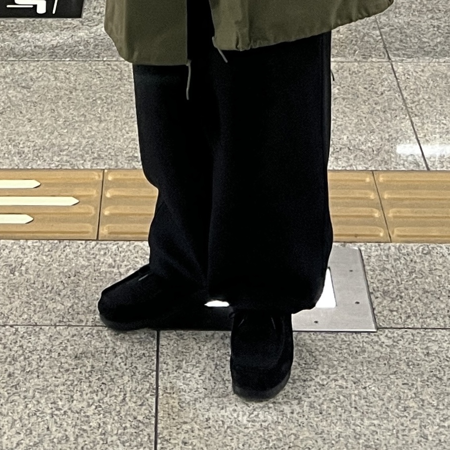 GU Real Leather Moccasin Shoes Black 착용 스타일