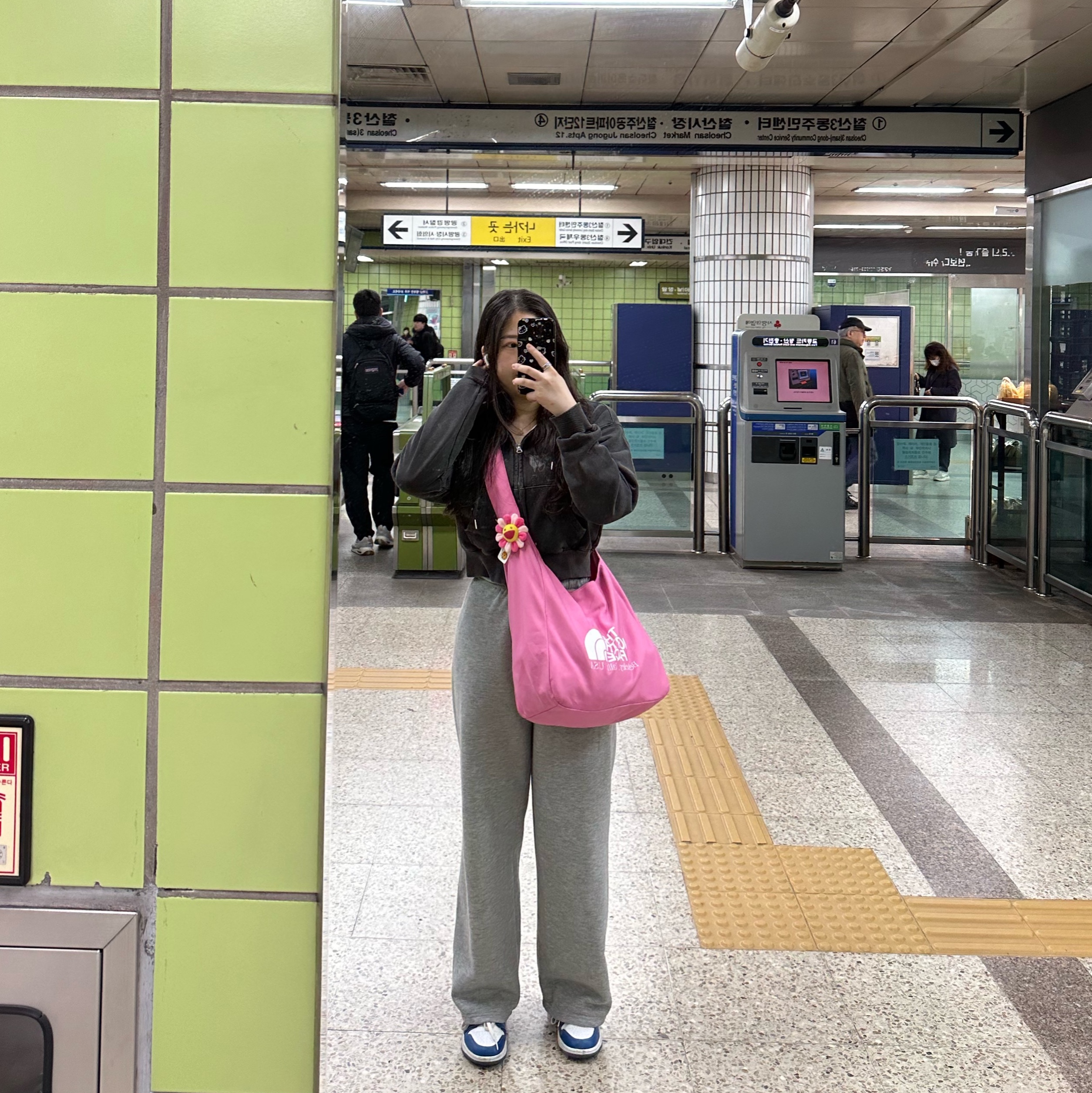 (W) Jordan 1 Low White Dark Marina Blue, Kaikai Kiki Flower Cushion 30cm Pink Yellow 착용 스타일 - 1