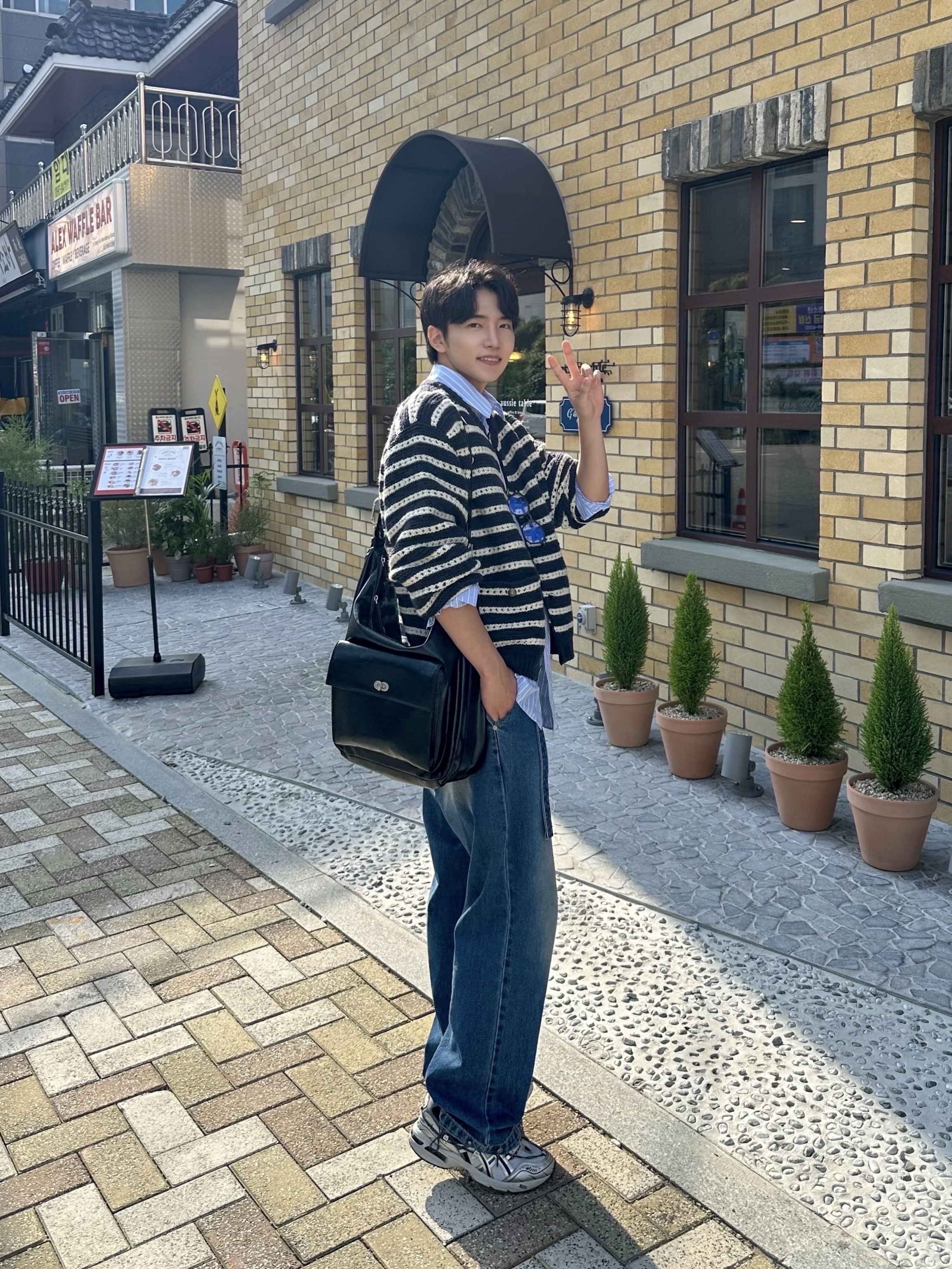 [KREAM 단독 리오더] STU Round Neck Stripe Cardigan Navy 착용 스타일 - 5
