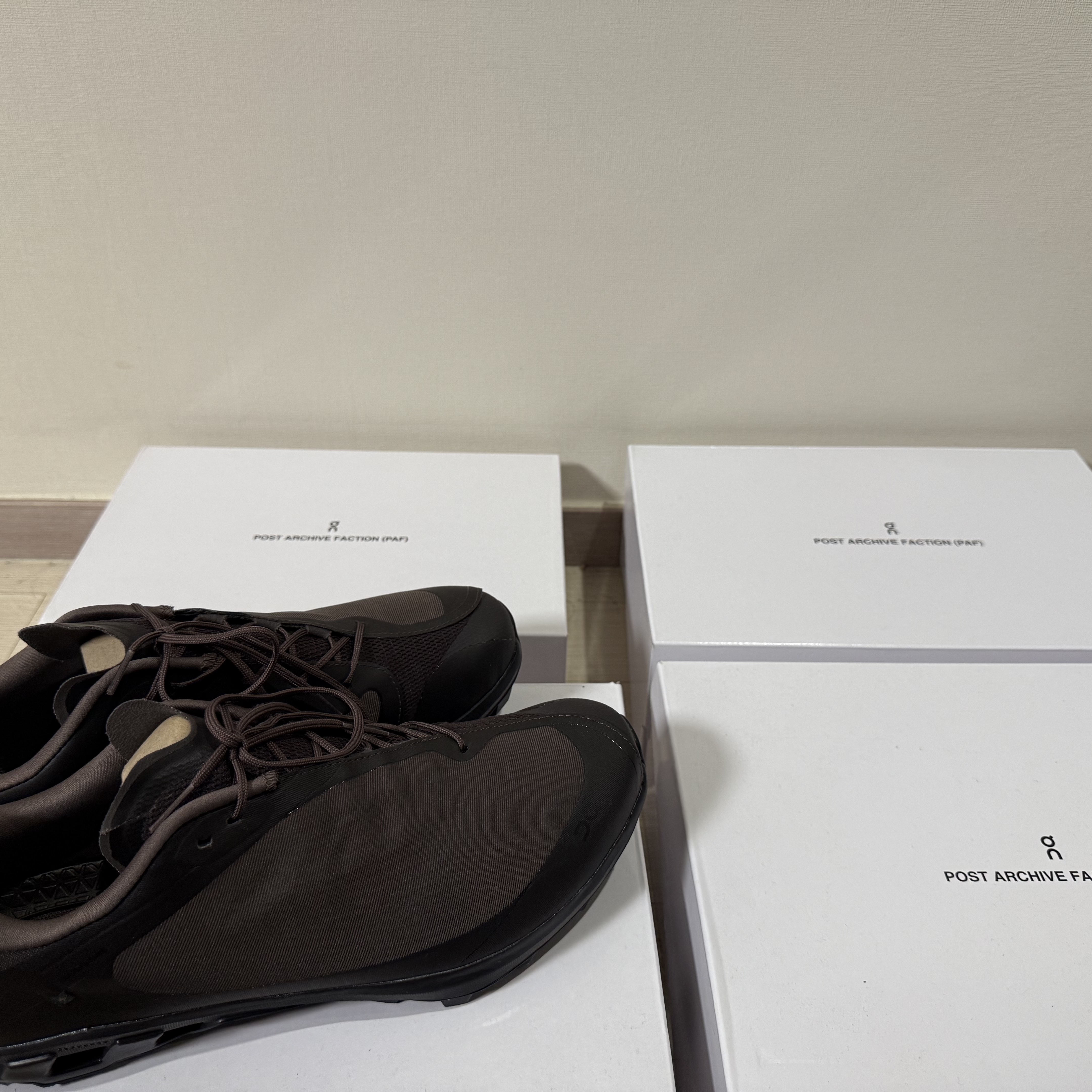 On Running x Post Archive Faction (Paf) Cloudventure Peak Cacao Espresso, On Running x Post Archive Faction (Paf) Cloudventure Peak All Black 착용 스타일 - 2