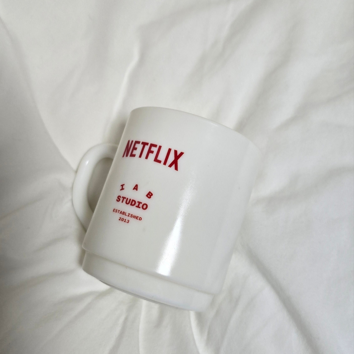 IAB Studio x Netflix Milk Glass White 착용 스타일