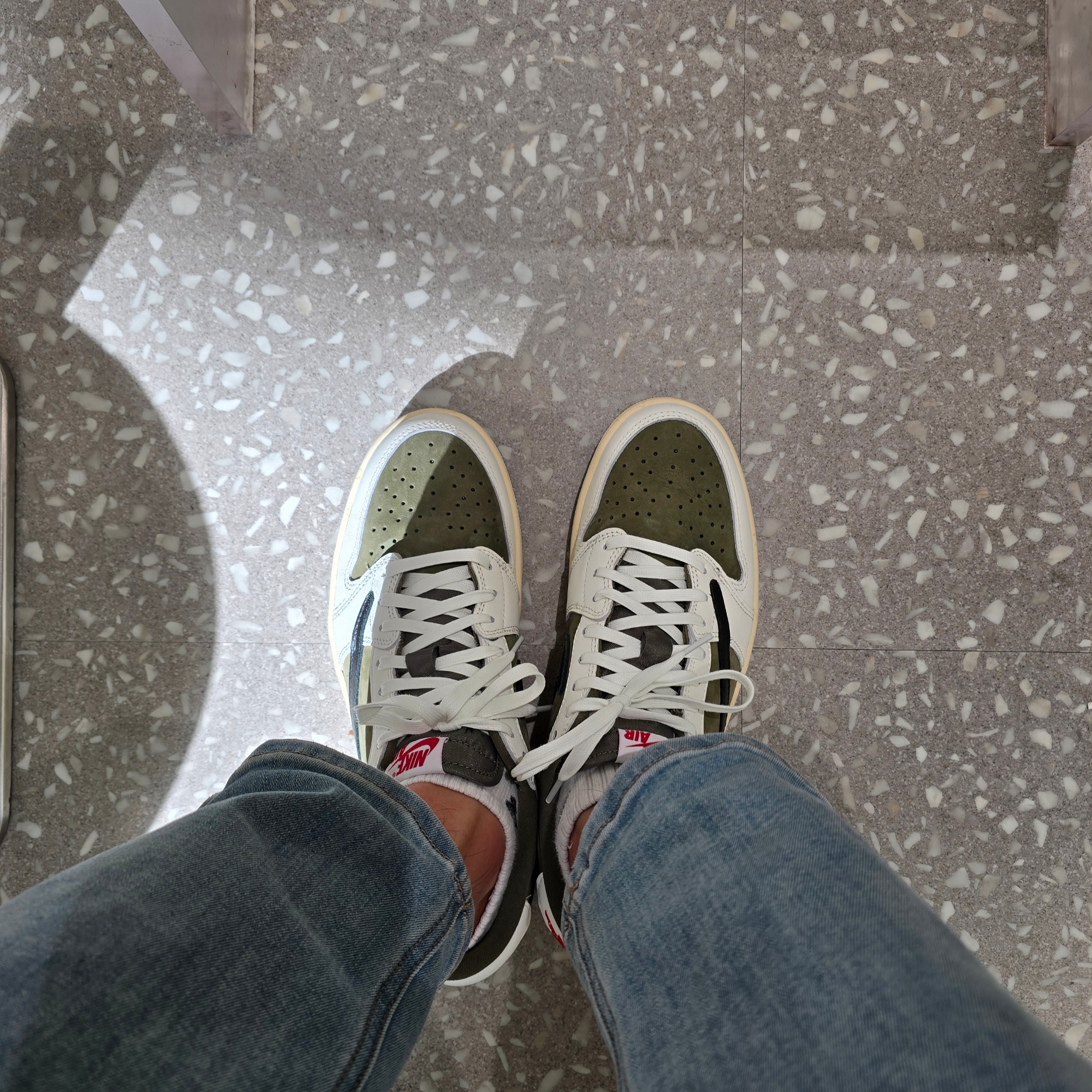 Jordan 1 x Travis Scott Retro Low OG SP Reverse Olive 착용 스타일