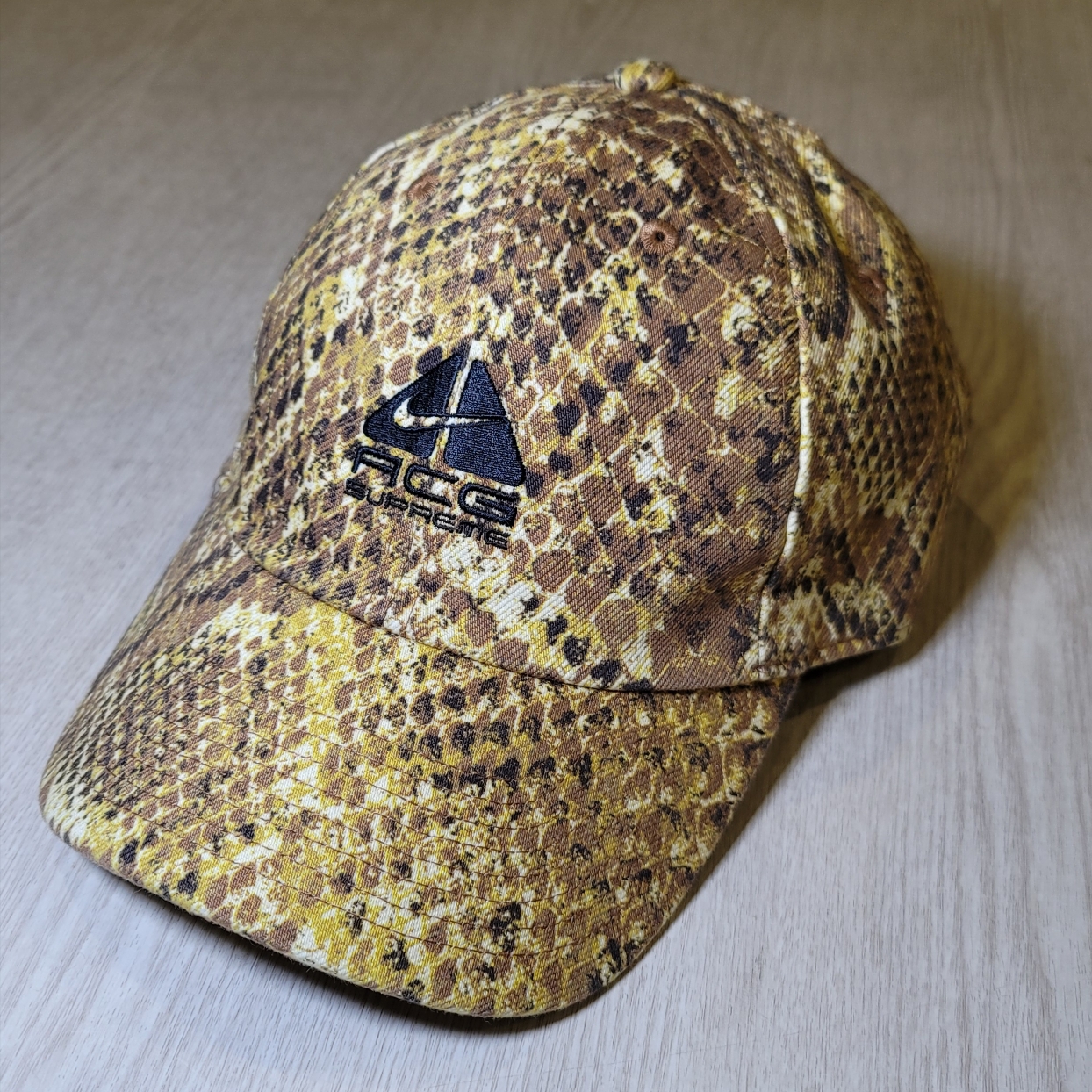 Supreme x Nike ACG Denim 6-Panel Gold Snakeskin - 22FW 착용 스타일 - 1