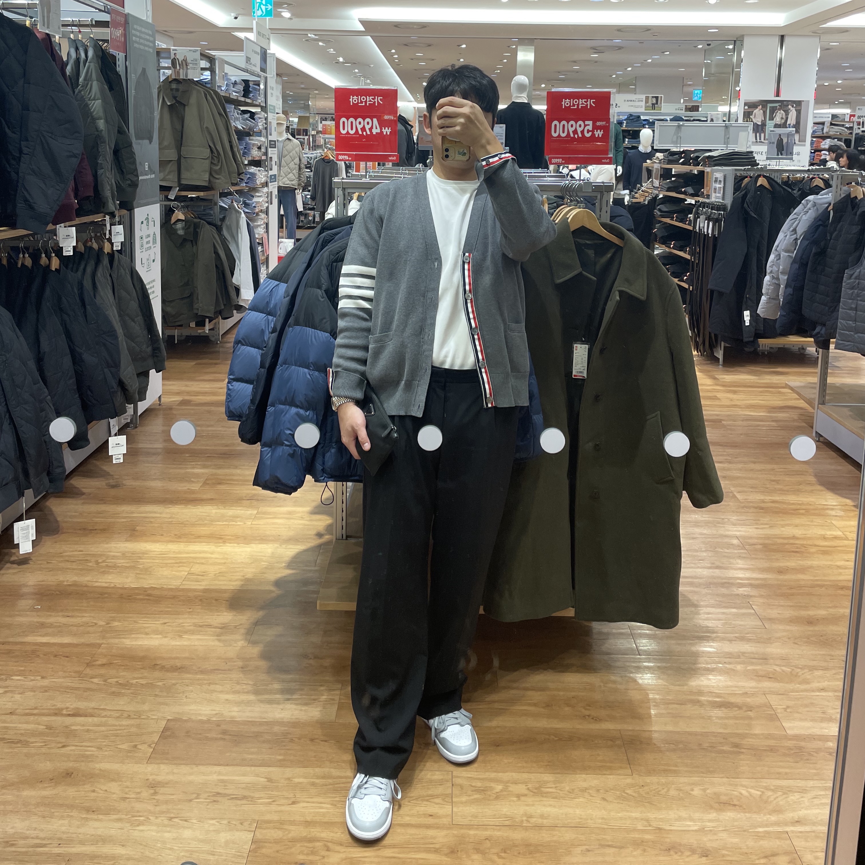 Thom Browne Milano Stitch 4-Bar Cardigan Medium Grey, Jordan 1 Retro Low OG Wolf Grey and White 착용 스타일