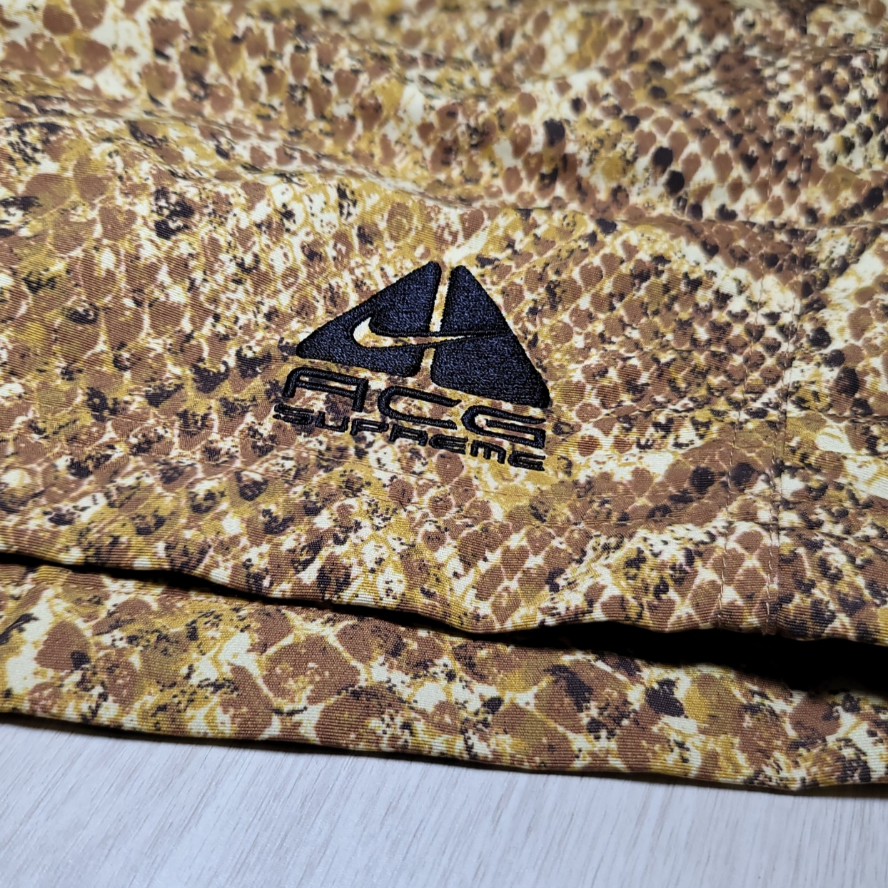 Supreme x Nike ACG Nylon Trail Shorts Gold Snakeskin - 22FW 착용 스타일 - 4