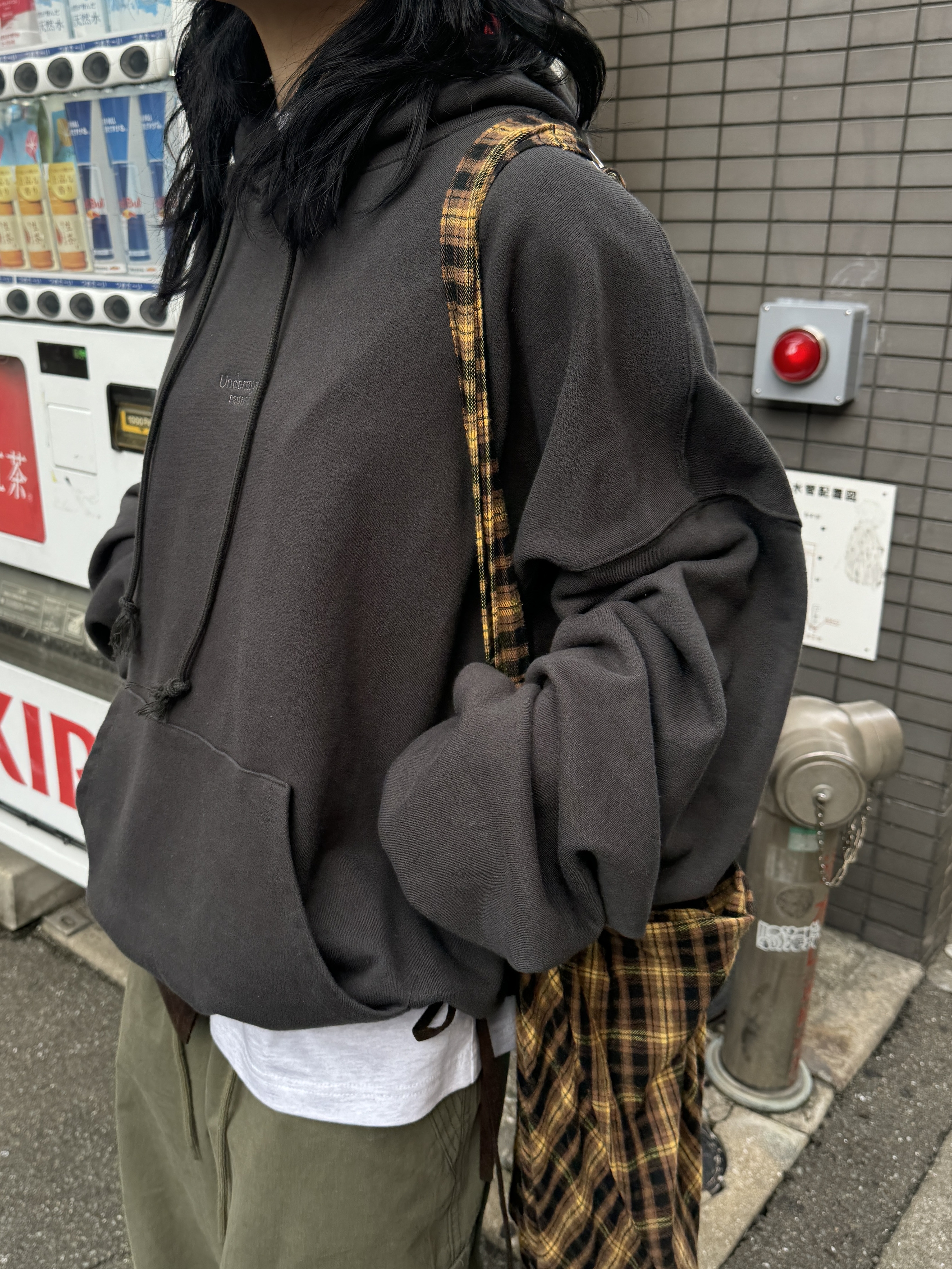Undermycar Mu.09 Anti Fxxking Logo Play Oversized Hoodie Olive 착용 스타일 - 2
