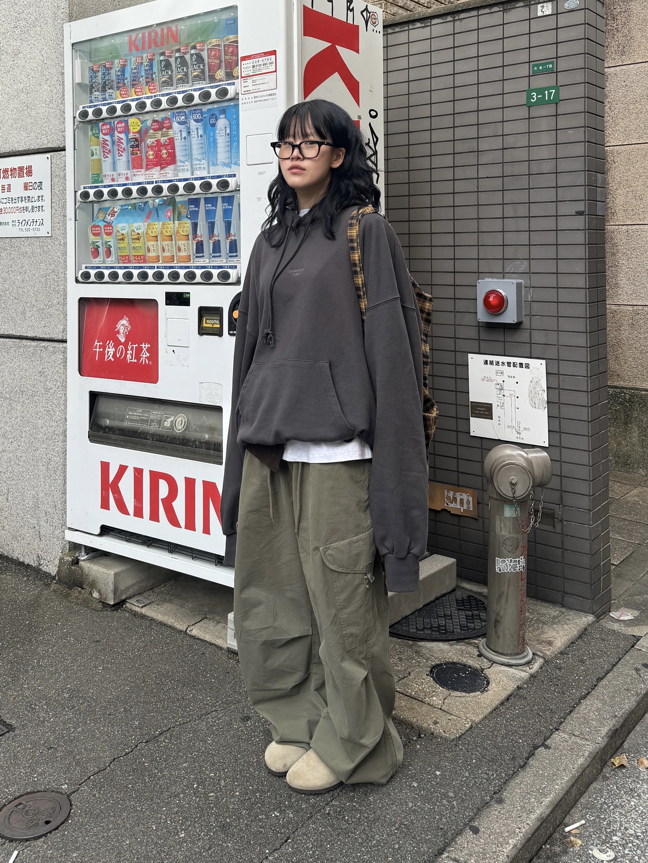 Undermycar Mu.09 Anti Fxxking Logo Play Oversized Hoodie Olive 착용 스타일 - 1