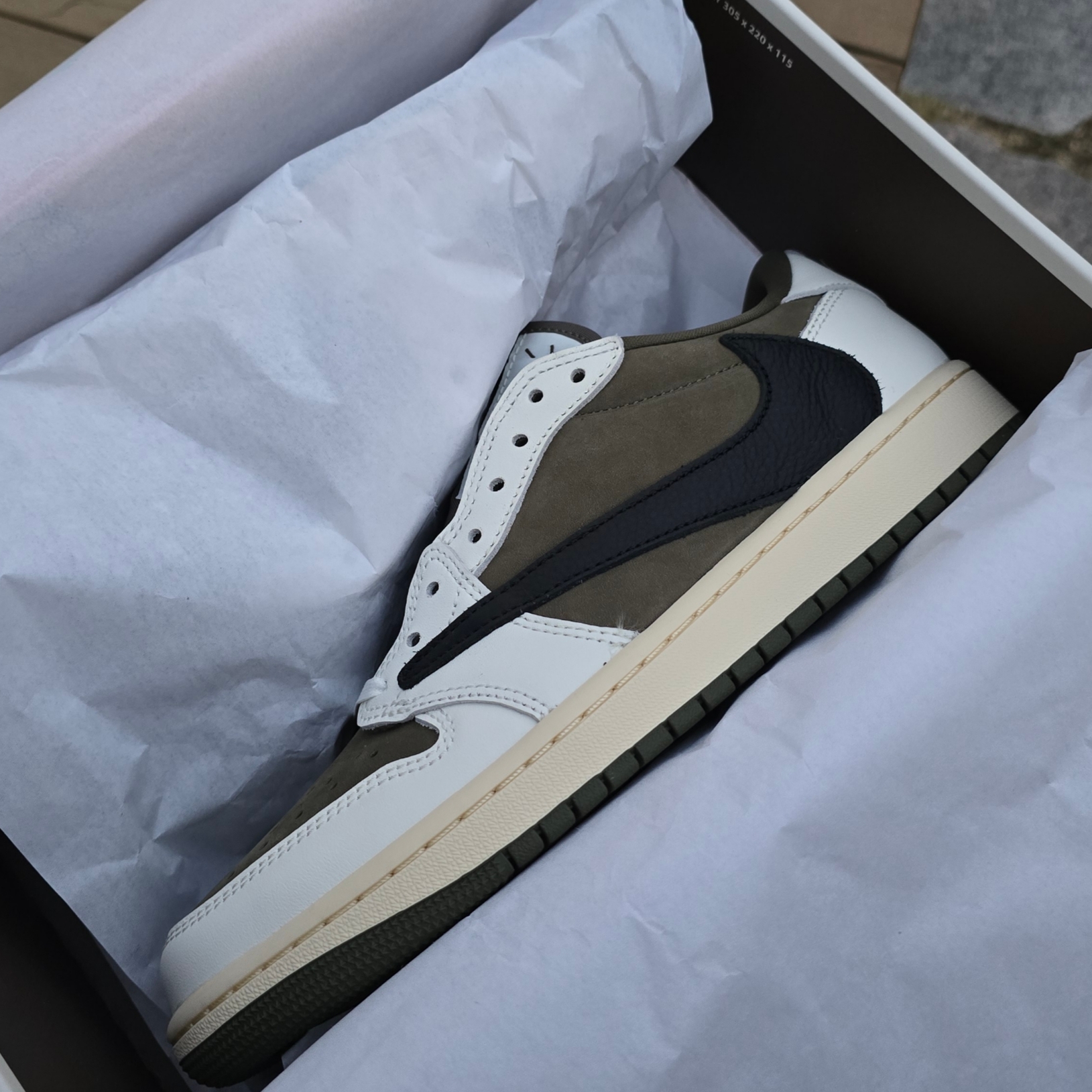 Jordan 1 x Travis Scott Retro Low OG SP Reverse Olive 착용 스타일