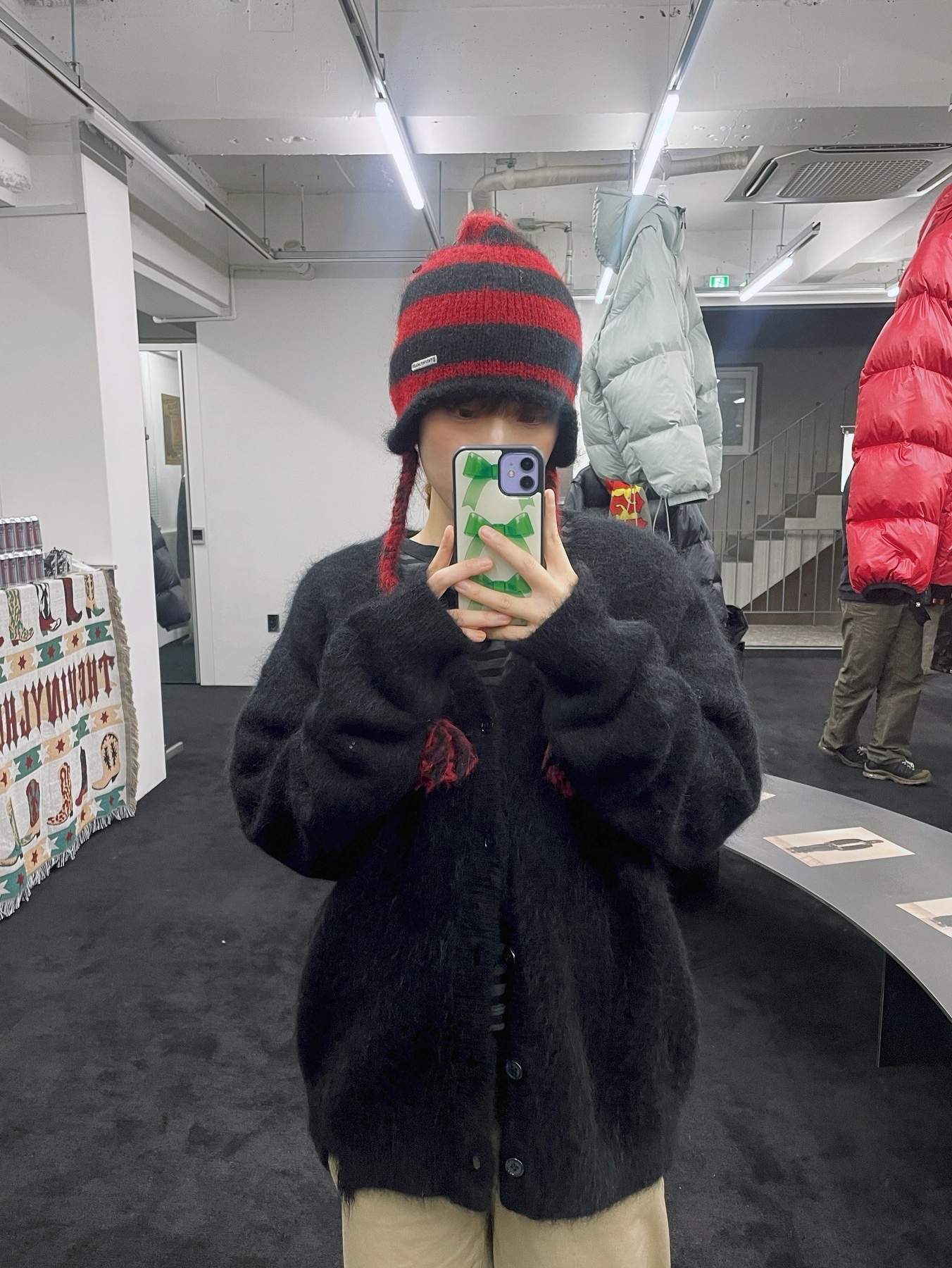 Thevinylhouse Ear Flap Stripe Beanie Red, Thevinylhouse Ear Flap Stripe Beanie Green 착용 스타일