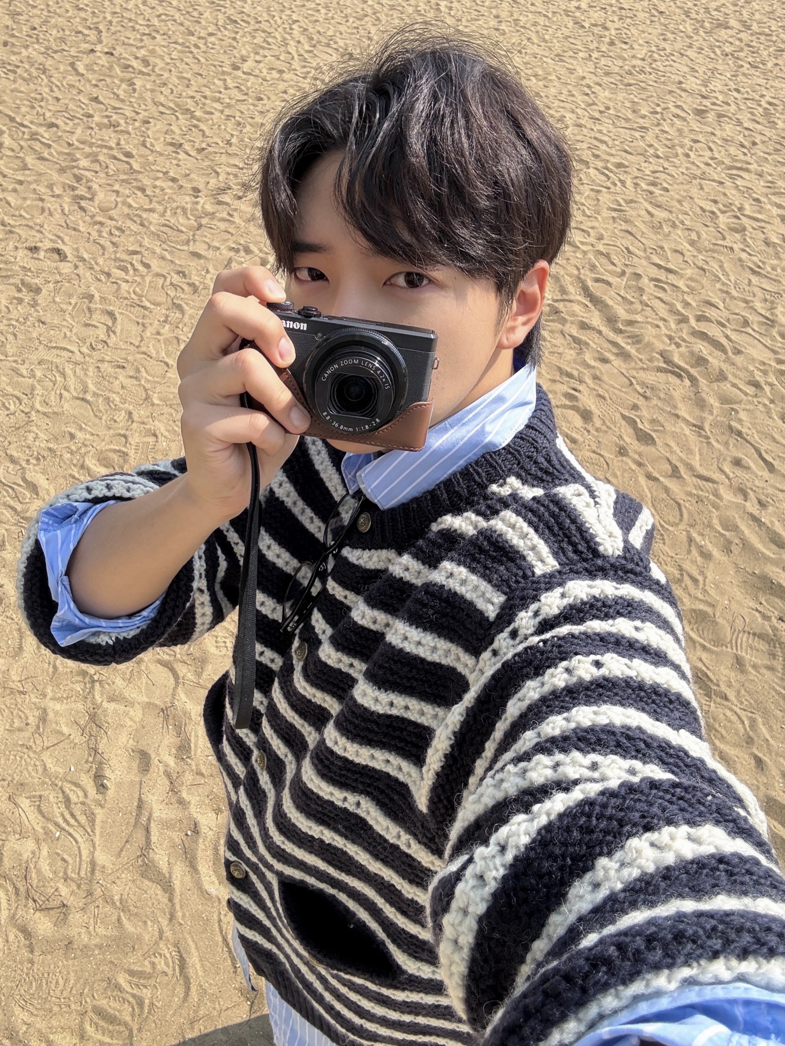 [KREAM 단독 리오더] STU Round Neck Stripe Cardigan Navy 착용 스타일 - 1
