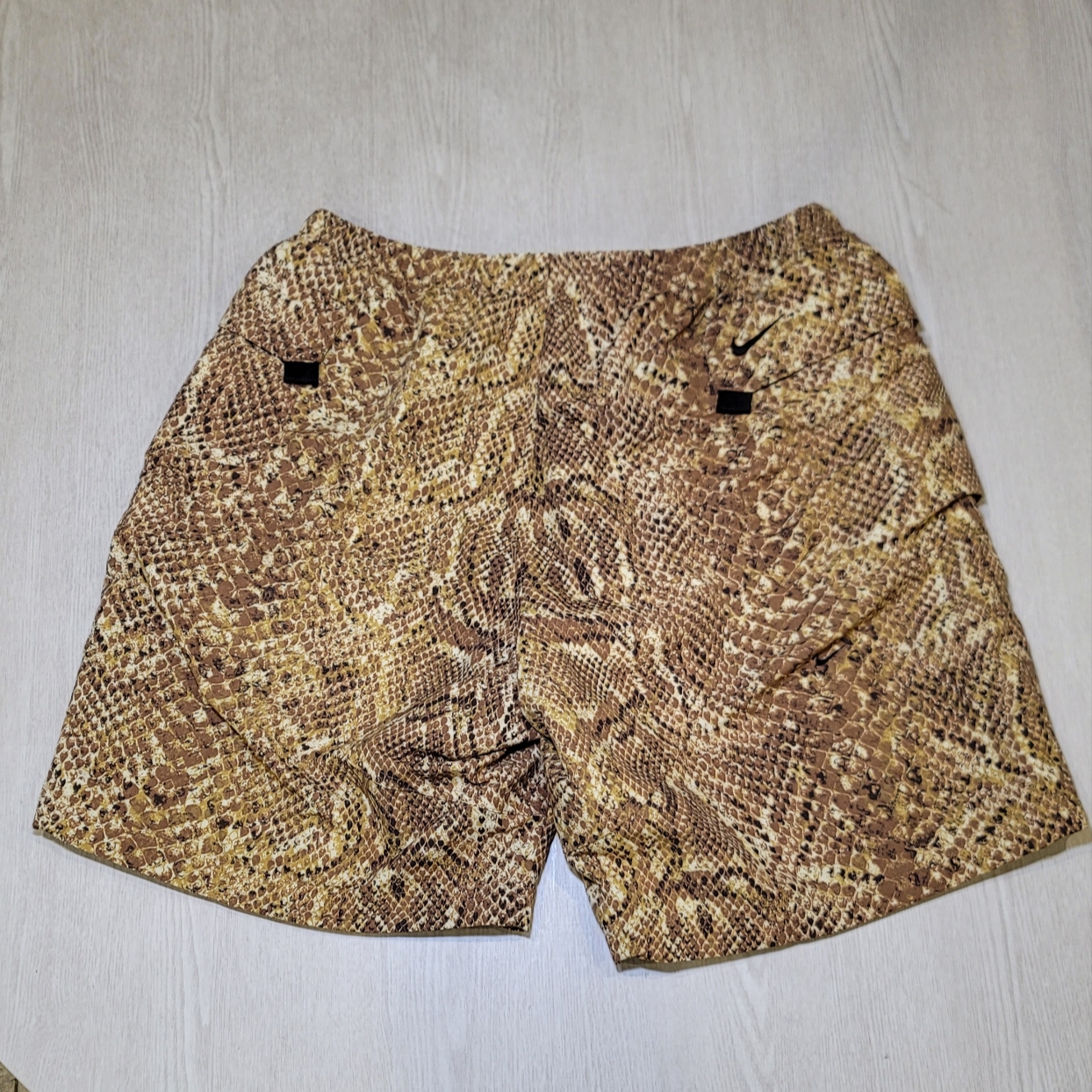 Supreme x Nike ACG Nylon Trail Shorts Gold Snakeskin - 22FW 착용 스타일 - 2