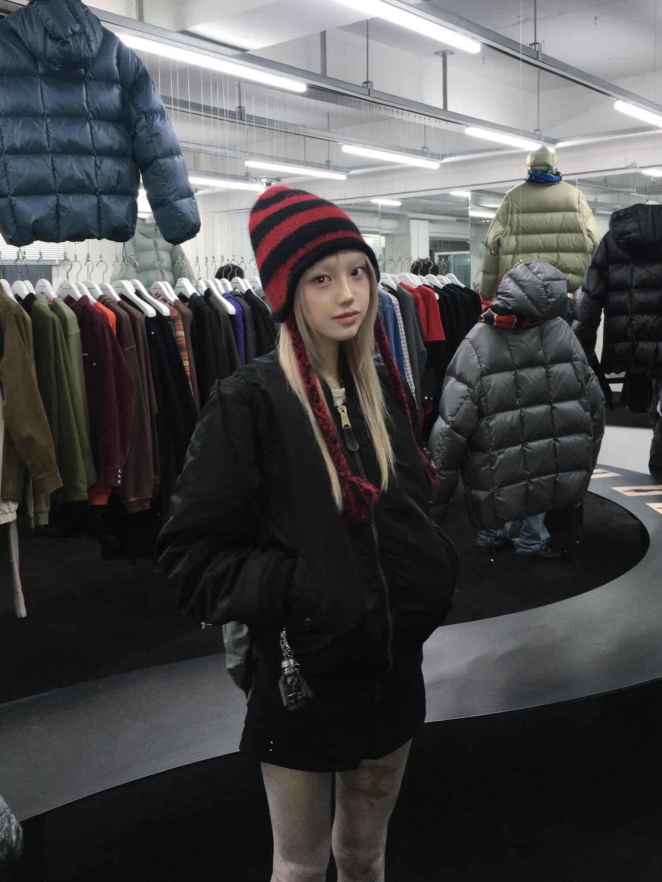Thevinylhouse Ear Flap Stripe Beanie Red, Thevinylhouse Ear Flap Stripe Beanie Green 착용 스타일