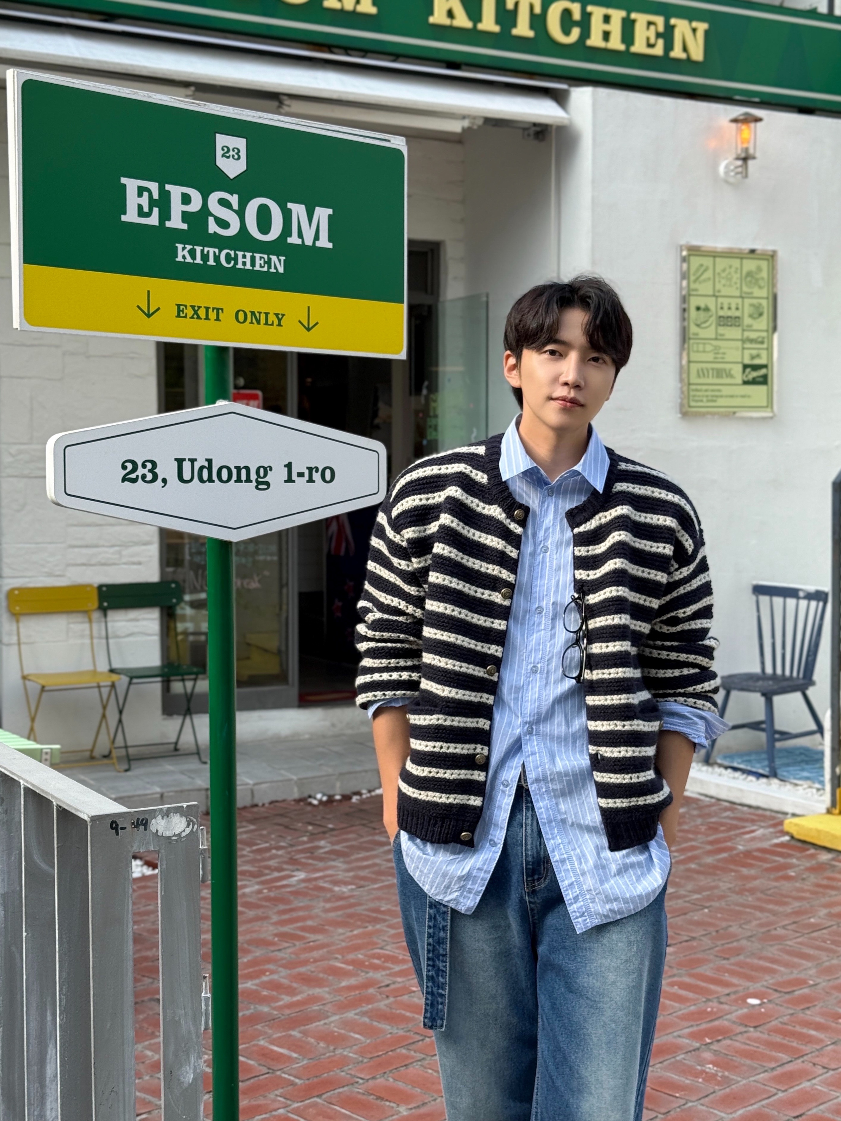 [KREAM 단독 리오더] STU Round Neck Stripe Cardigan Navy 착용 스타일 - 9