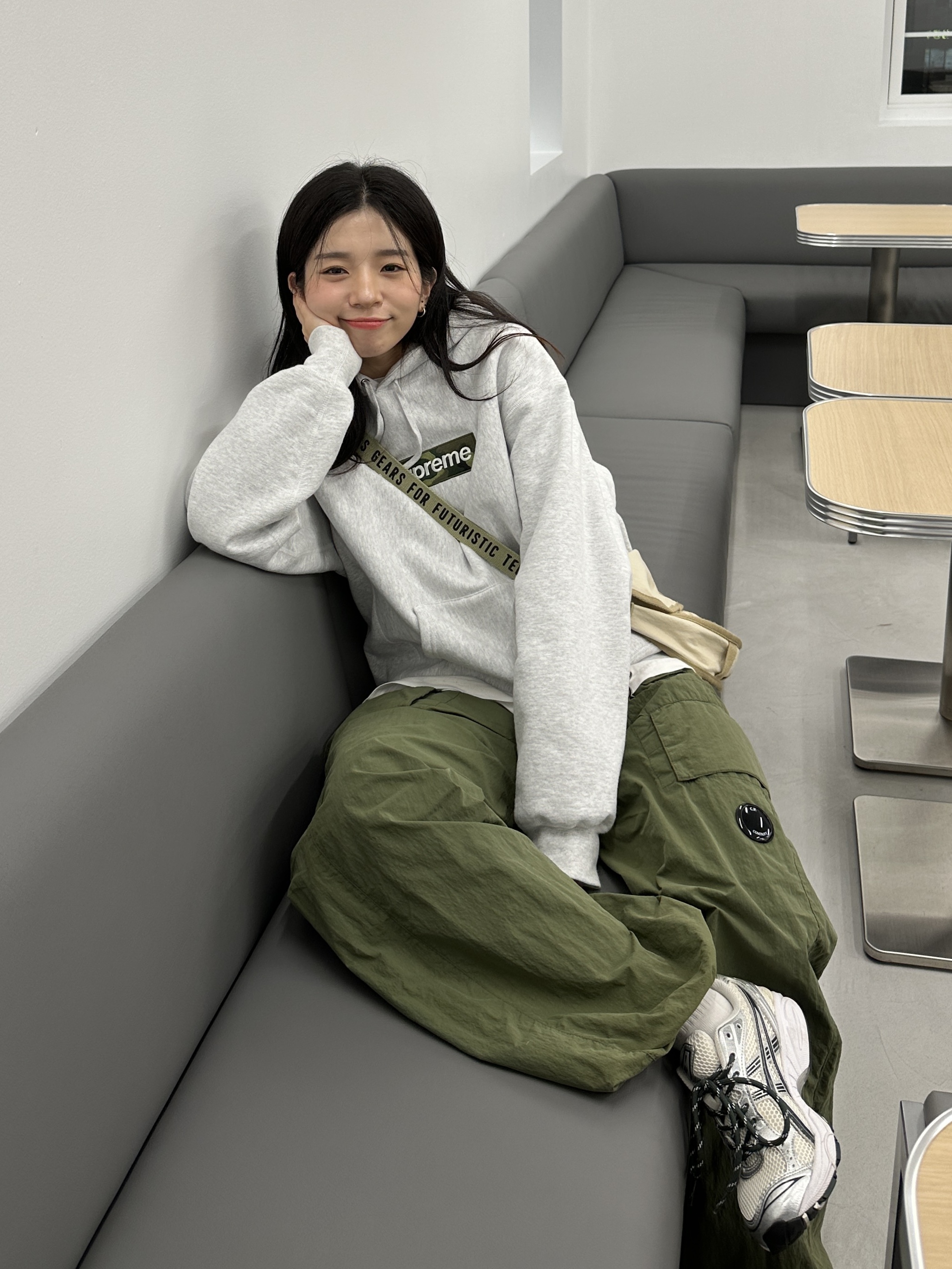 Supreme Box Logo Hooded Sweatshirt Ash Grey - 23FW, Asics x Kith Gel-Kayano 14 Cream Scarab 착용 스타일 - 1