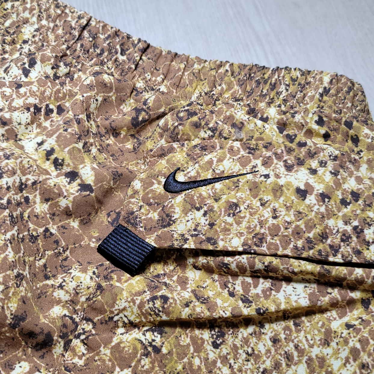 Supreme x Nike ACG Nylon Trail Shorts Gold Snakeskin - 22FW 착용 스타일 - 5