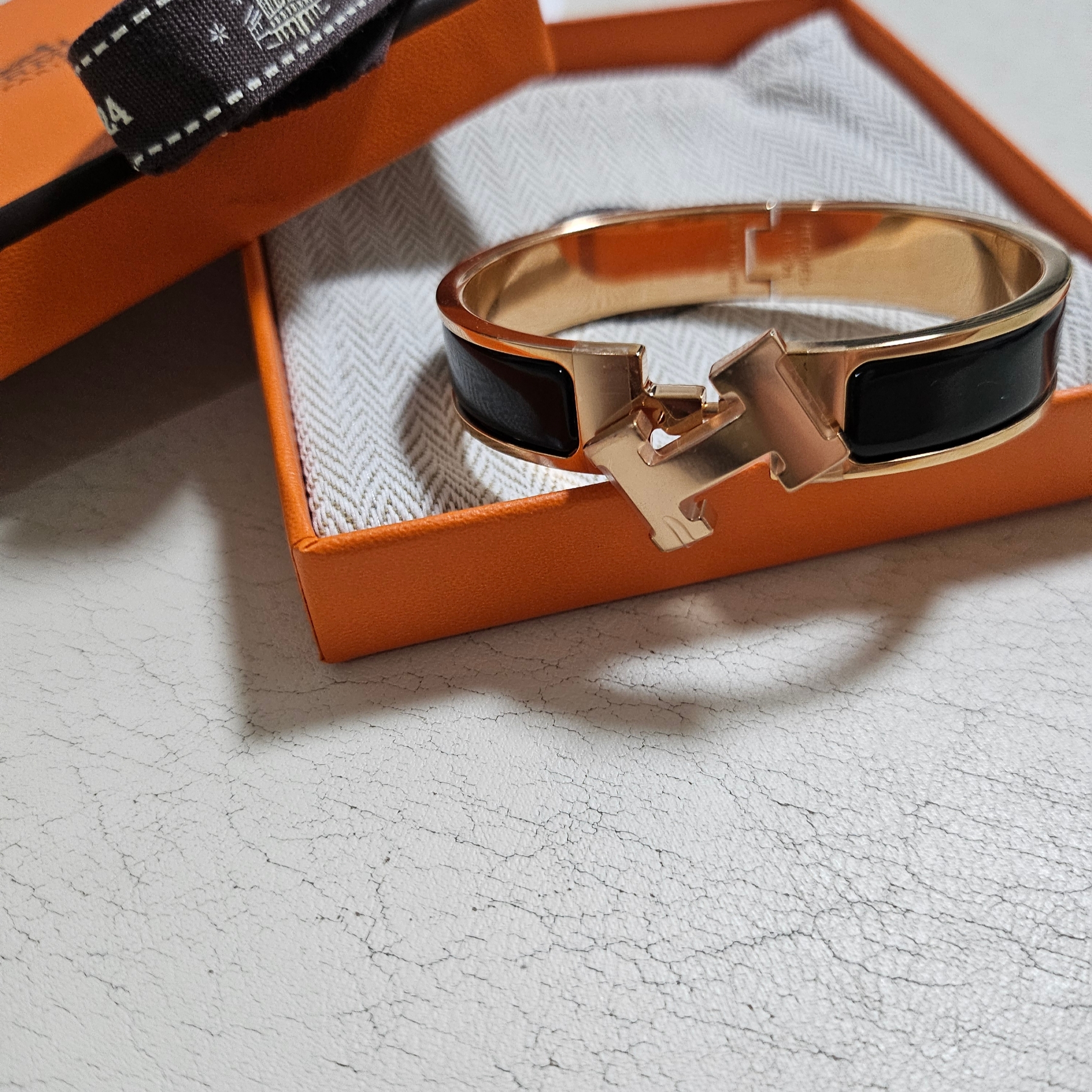 (W) Hermes Clic H Bracelet Rose Gold & Noir 착용 스타일 - 1