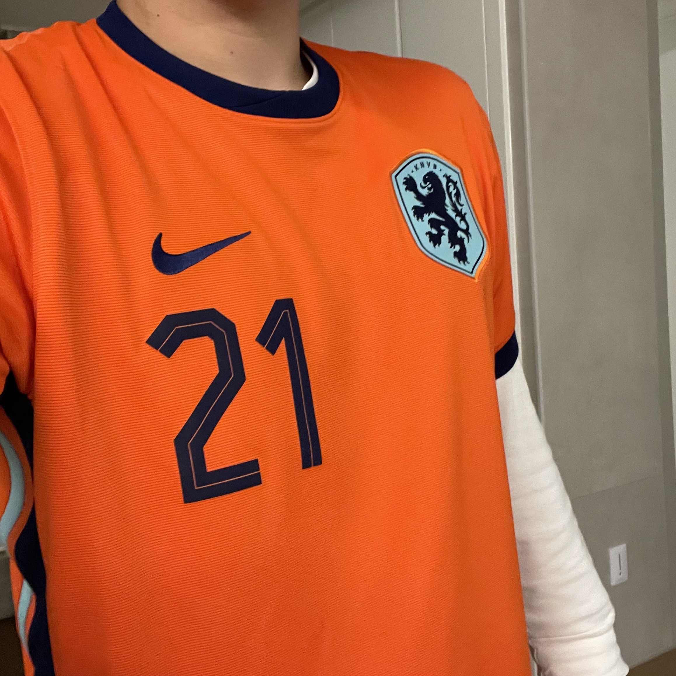 Nike Netherlands 2024/25 Dri-Fit Stadium Home Replica Jersey Safety Orange (Non Marking Ver.) 착용 스타일 - 3