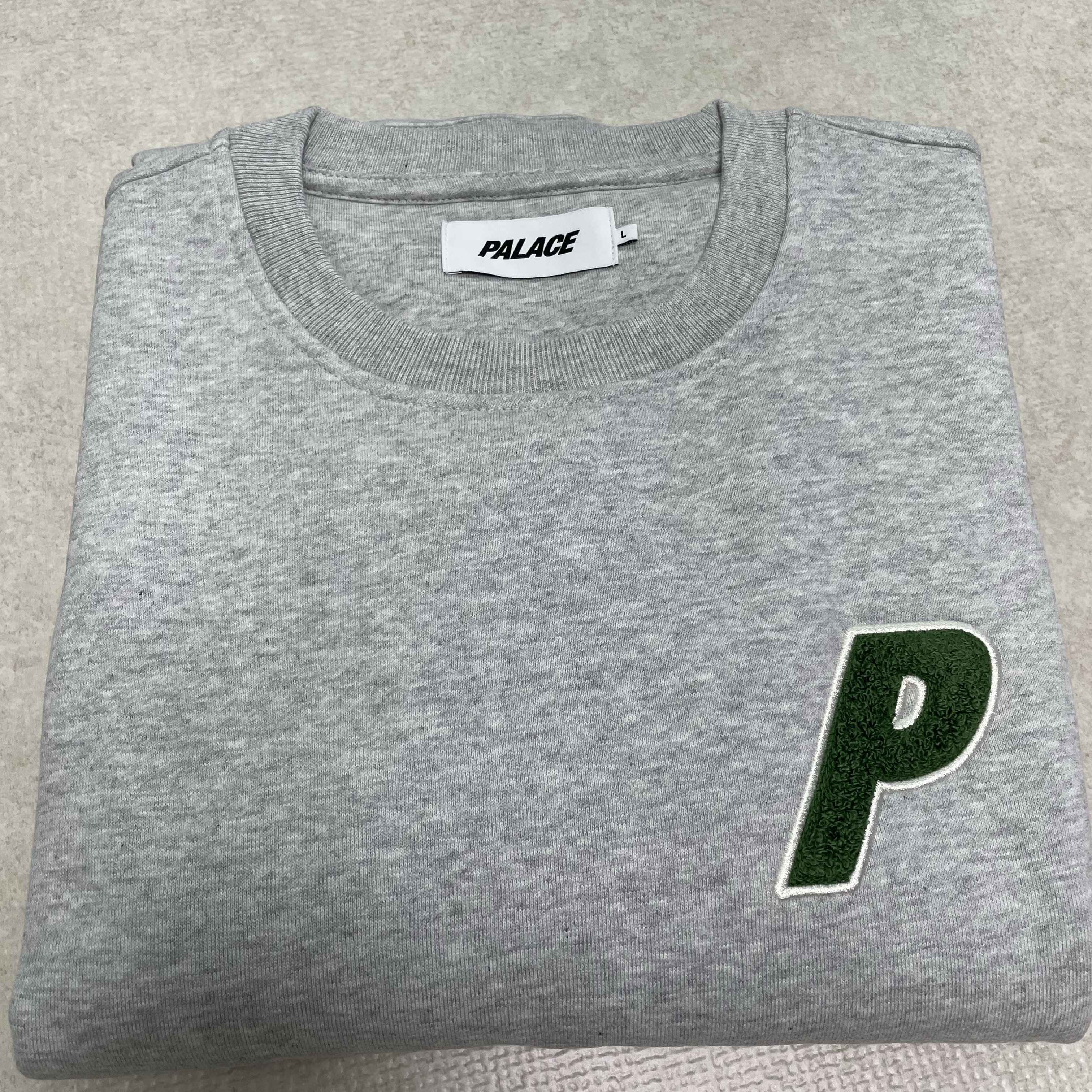 Palace Chenille Tri-Ferg Crew Grey Marl - 24FW 착용 스타일 - 2