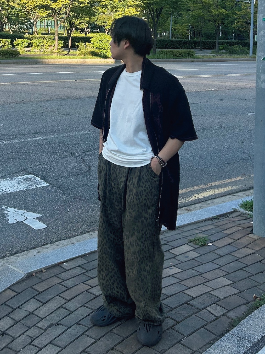 ersco Leopard Baggy Trousers Khaki, Adidas Yeezy Foam RNNR Onyx 착용 스타일 - 3