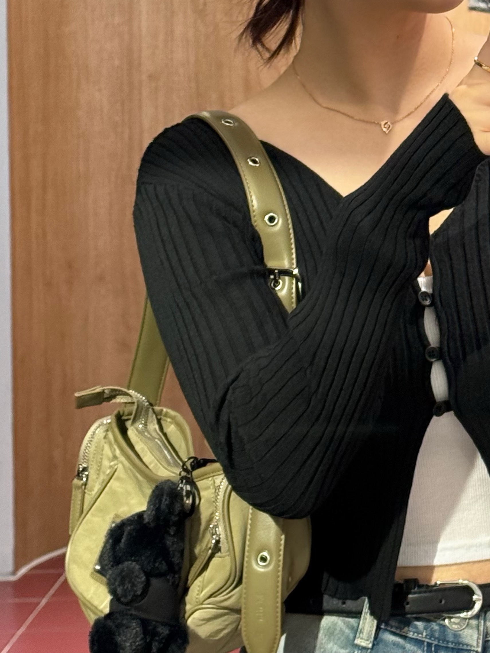 Matin Kim Madeleine Round Bag Light Khaki, Matin Kim Black Bunny Toy Keyring Black 착용 스타일 - 2