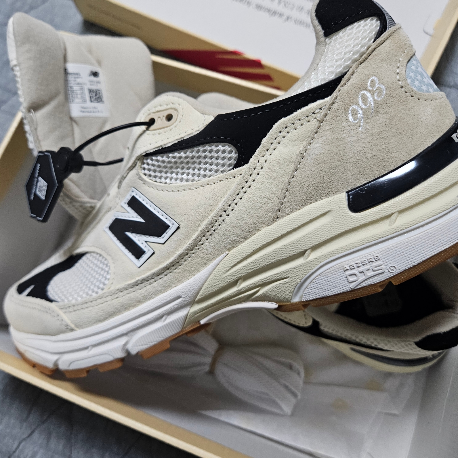 New Balance 993 Made in USA Sea Salt Black 착용 스타일