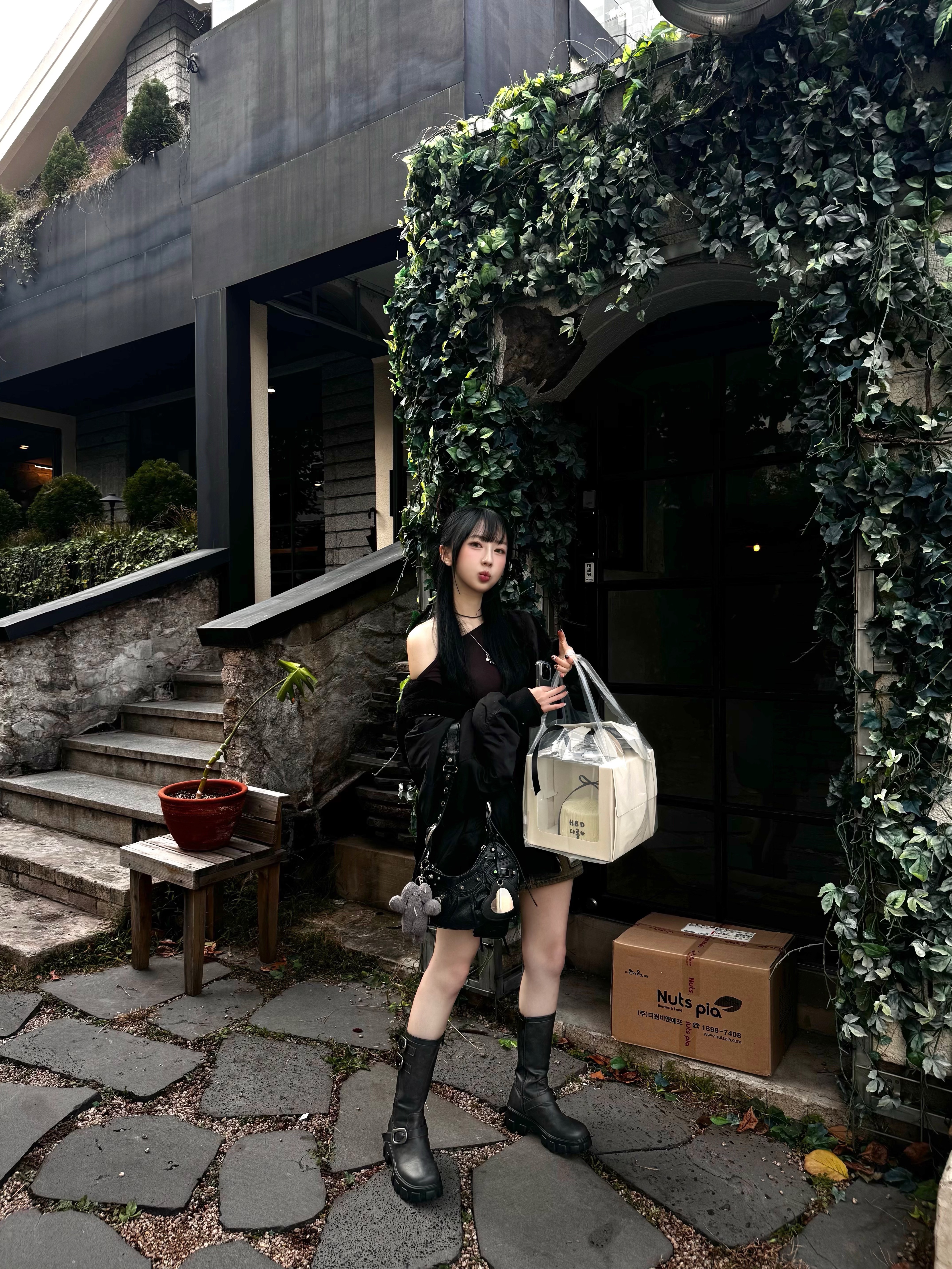 Balenciaga Arena Lambskin Le Cagole XS Shoulder Bag Black 착용 스타일 - 2