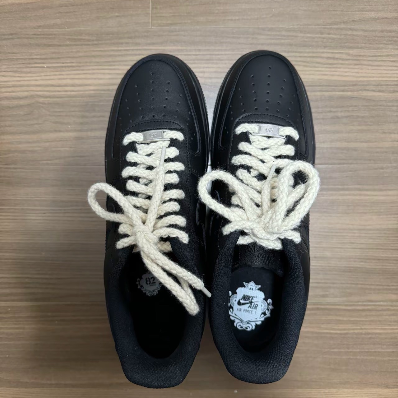 Nike Air Force 1 '07 Low Triple Black 착용 스타일 - 3