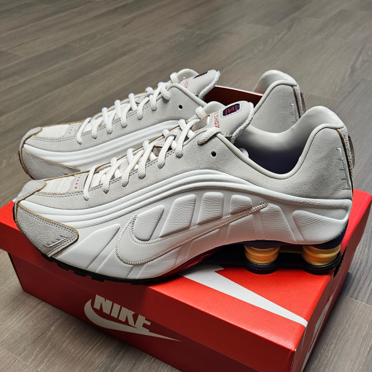 Nike Shox R4 PRM Light Iron Ore and Phantom 착용 스타일 - 1
