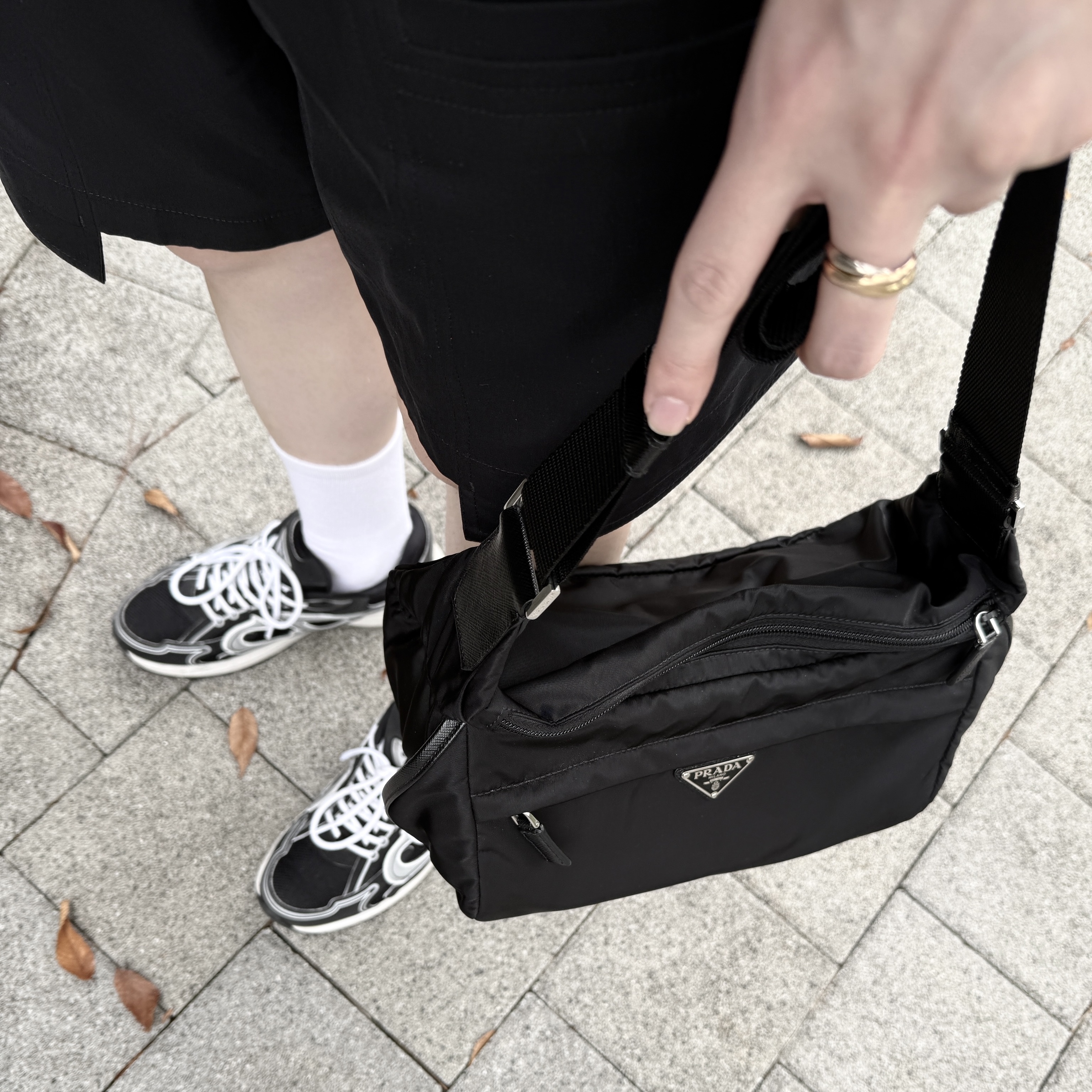 Dior B30 Sneakers Mesh Technical Fabric Black, Cartier Trinity Ring Classic White Gold Yellow Gold Rose Gold 착용 스타일