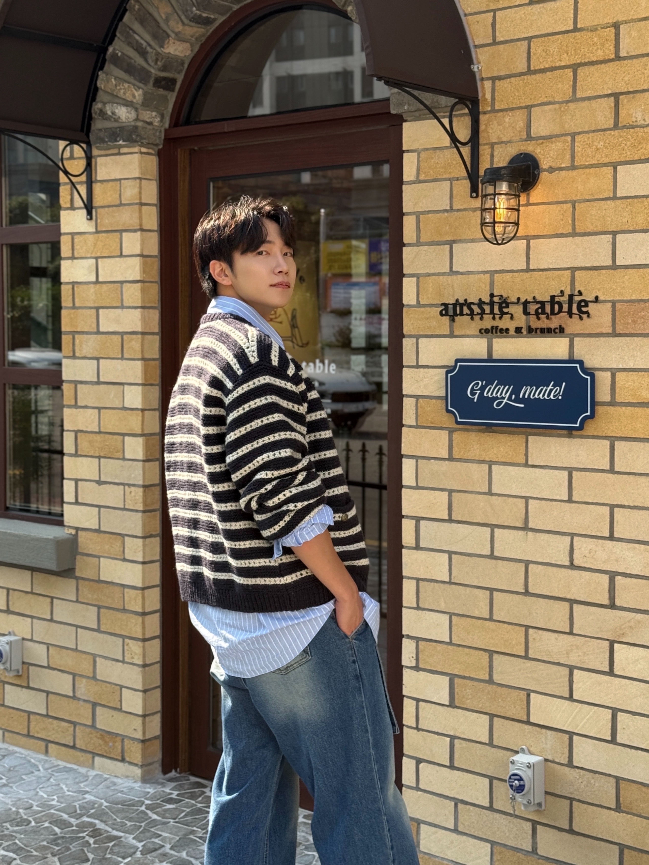 [KREAM 단독 리오더] STU Round Neck Stripe Cardigan Navy 착용 스타일 - 3