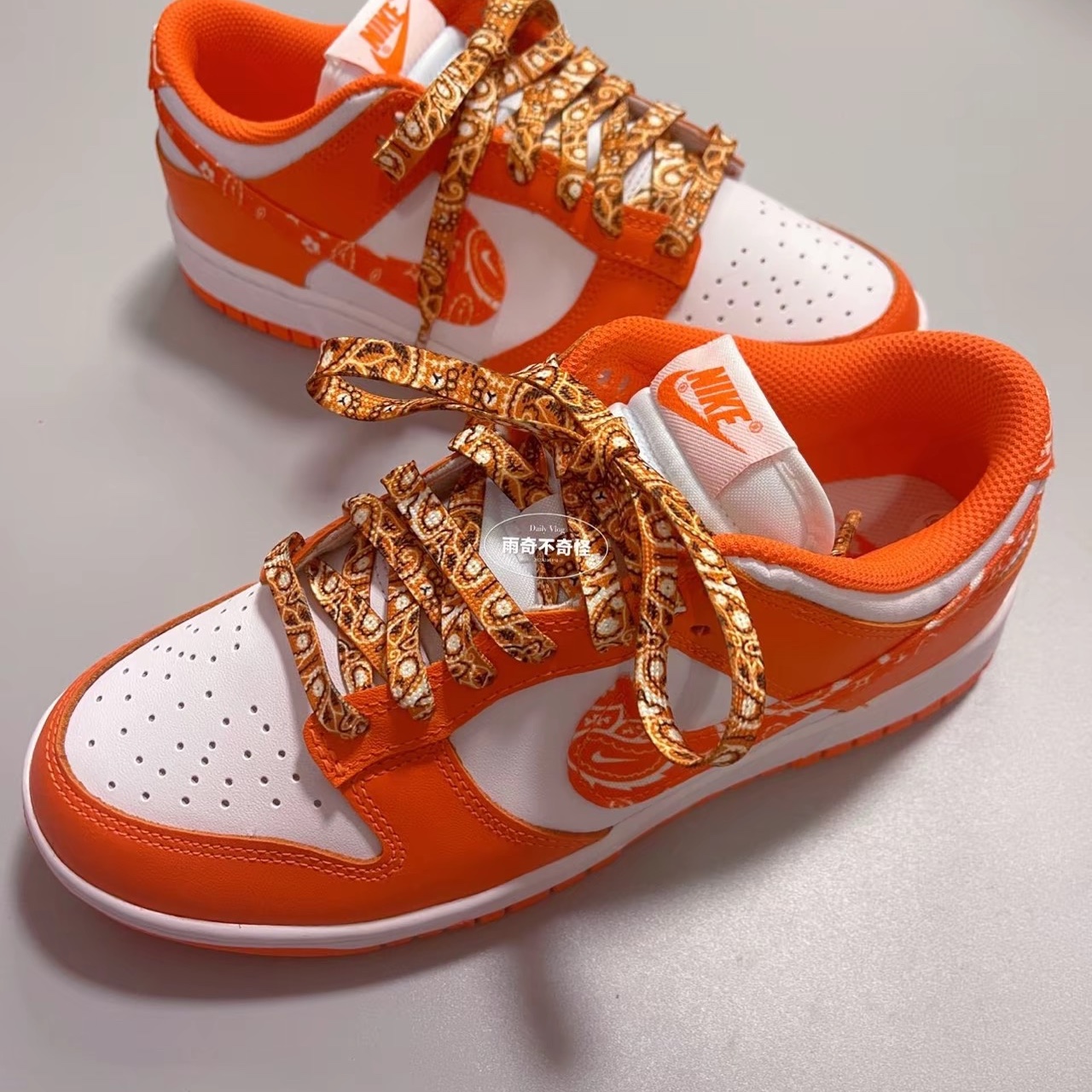 (W) Nike Dunk Low Essential Orange Paisley 착용 스타일 - 3
