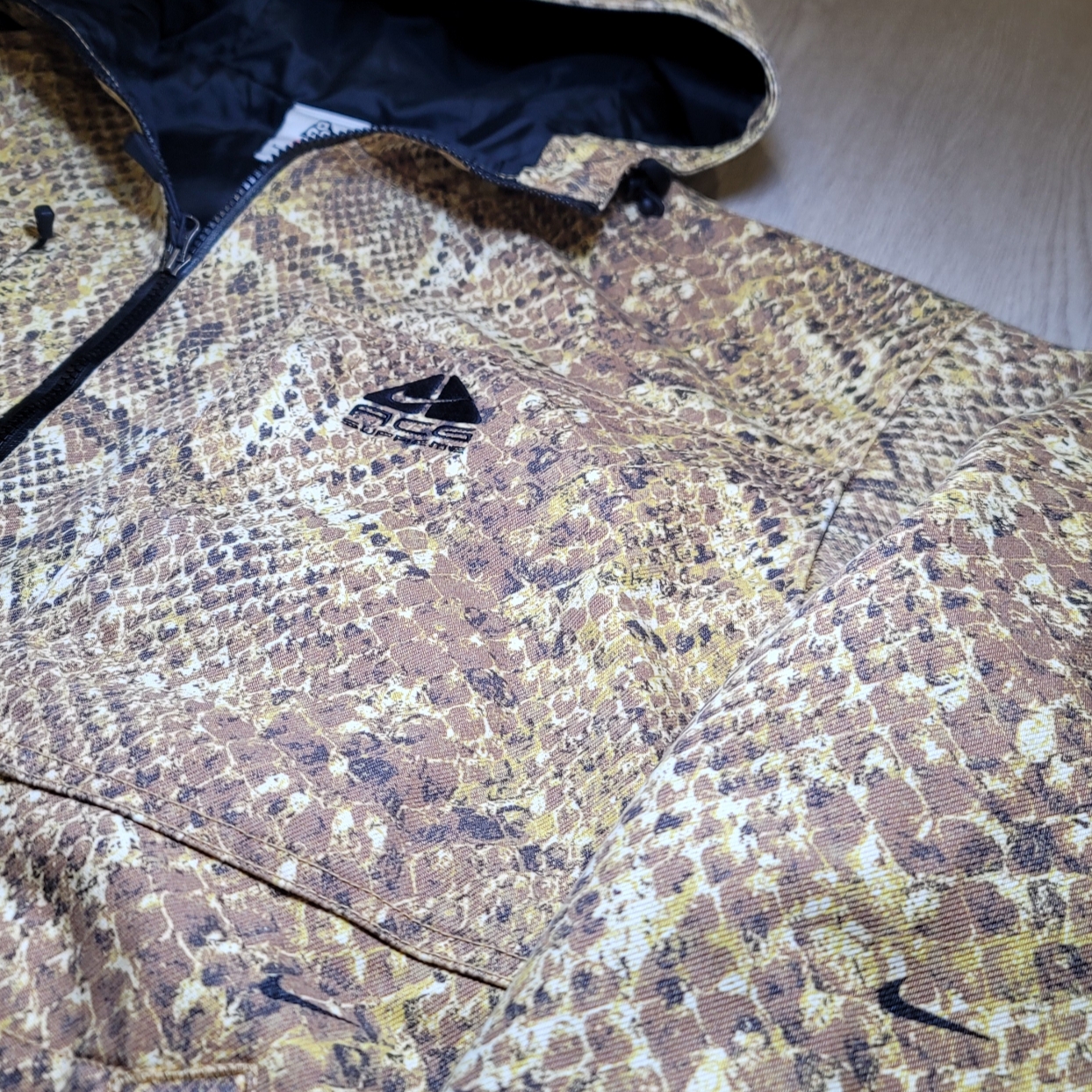 Supreme x Nike ACG Denim Pullover Gold Snakeskin - 22FW 착용 스타일 - 3