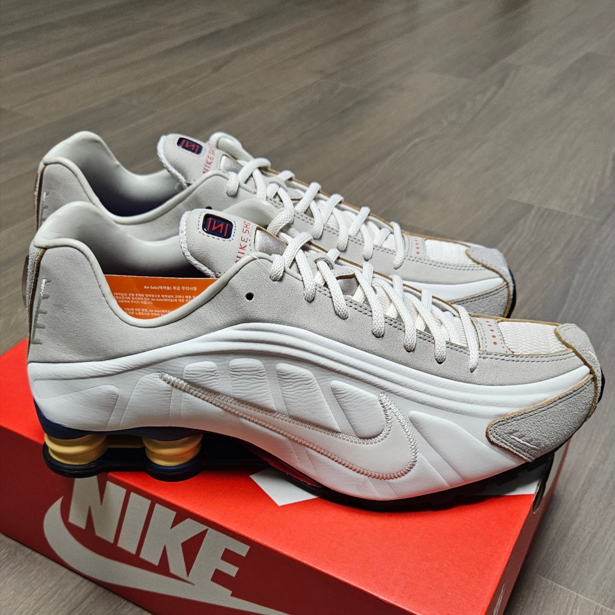 Nike Shox R4 PRM Light Iron Ore and Phantom 착용 스타일 - 3