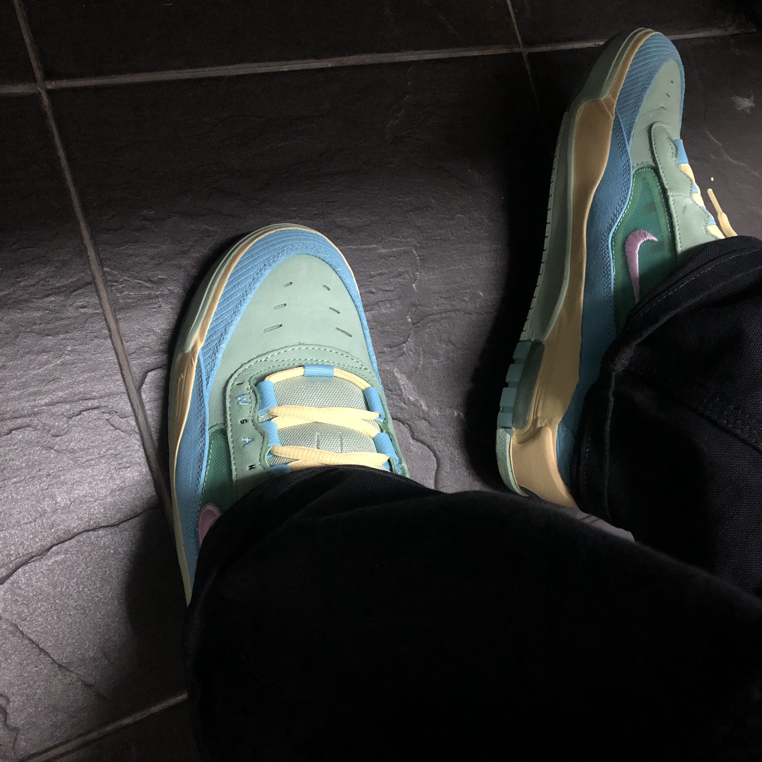 Nike x Verdy SB Air Max Ishod Wair Blue Gaze Light Arctic Pink, Verdy Wasted Youth Denim Jacket Black 착용 스타일 - 3