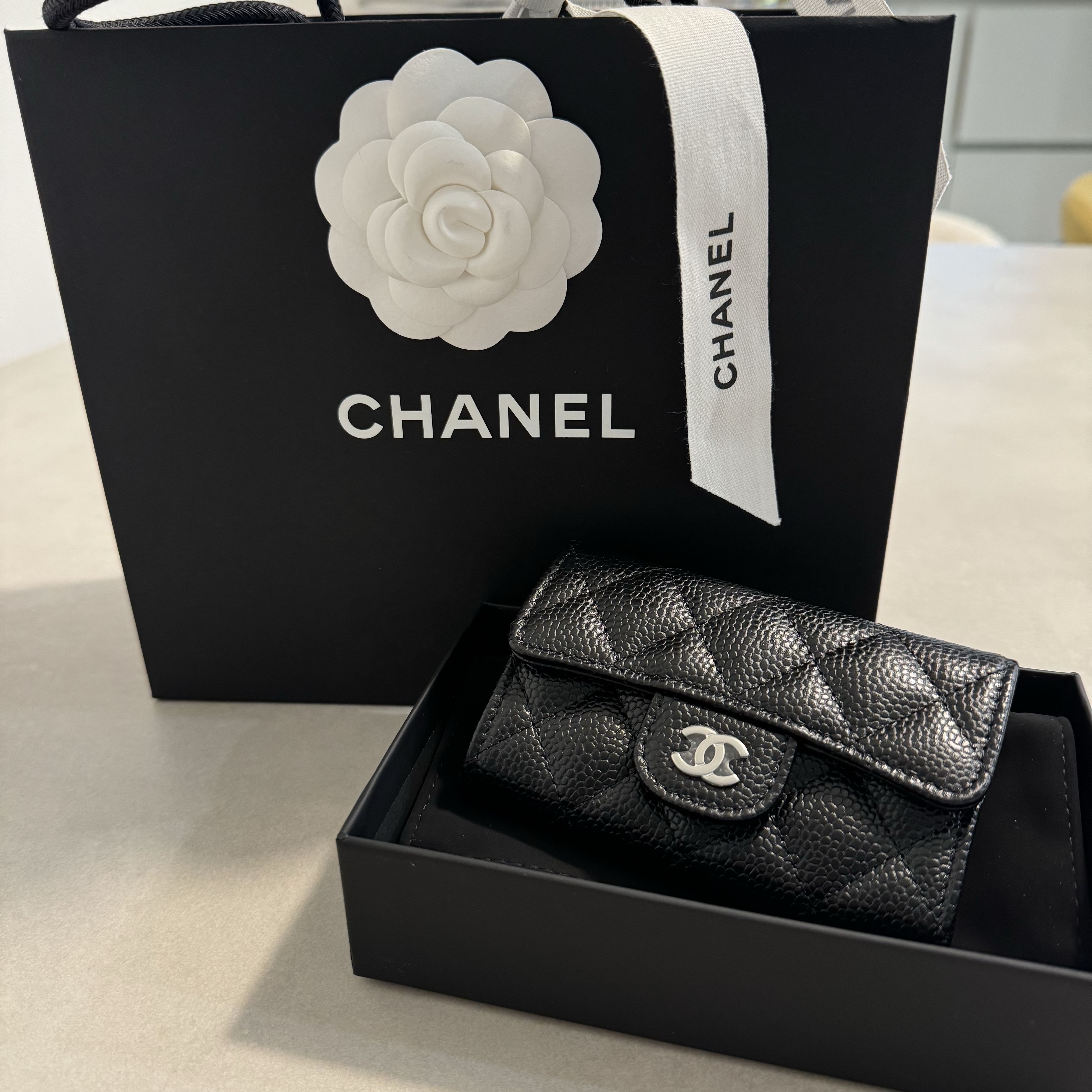 Chanel Classic Card Holder Grained Calfskin & Silver Black 착용 스타일