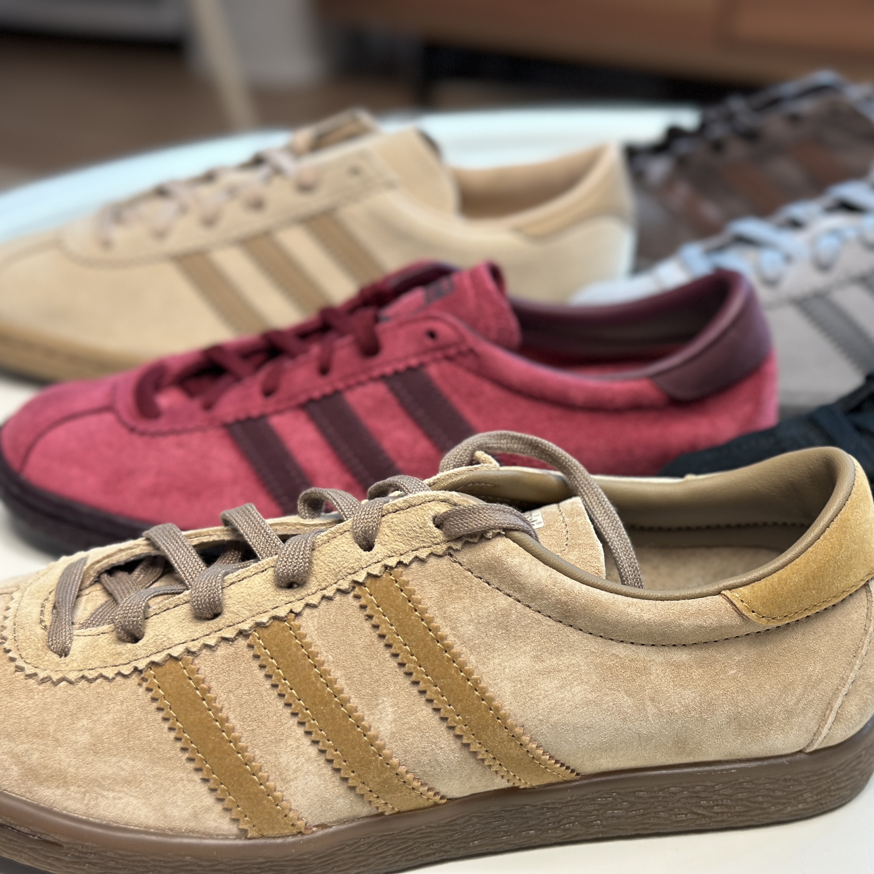 Adidas Tobacco Gruen Collegiate Burgundy, Adidas Tobacco Pantone Mesa 착용 스타일 - 3