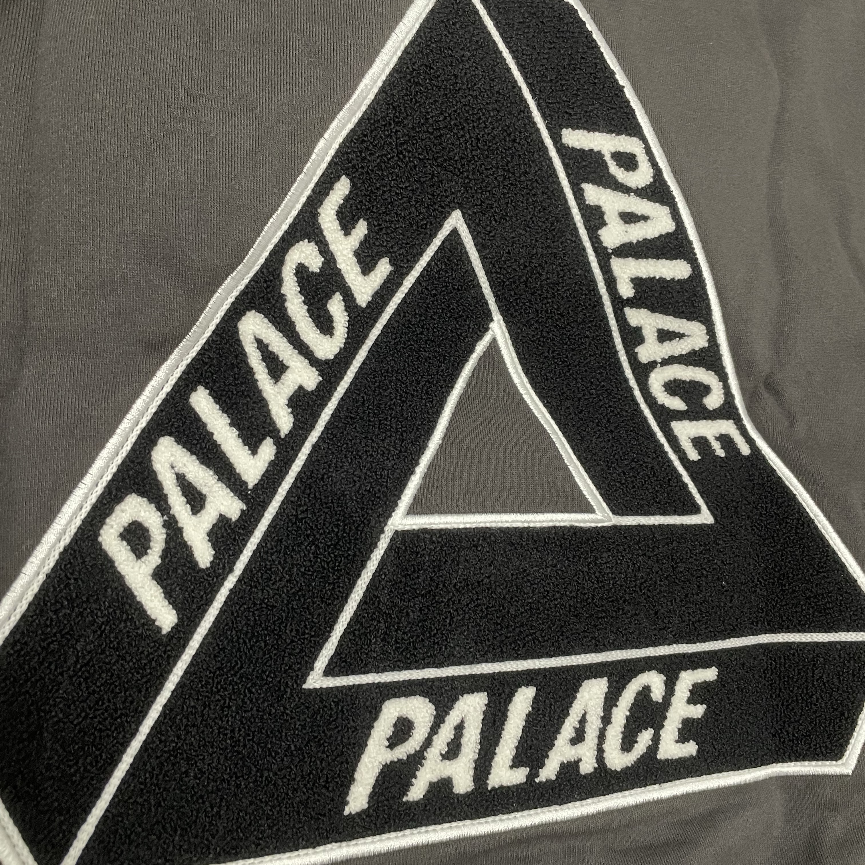 Palace Chenille Tri-Ferg Crew Black - 24FW 착용 스타일