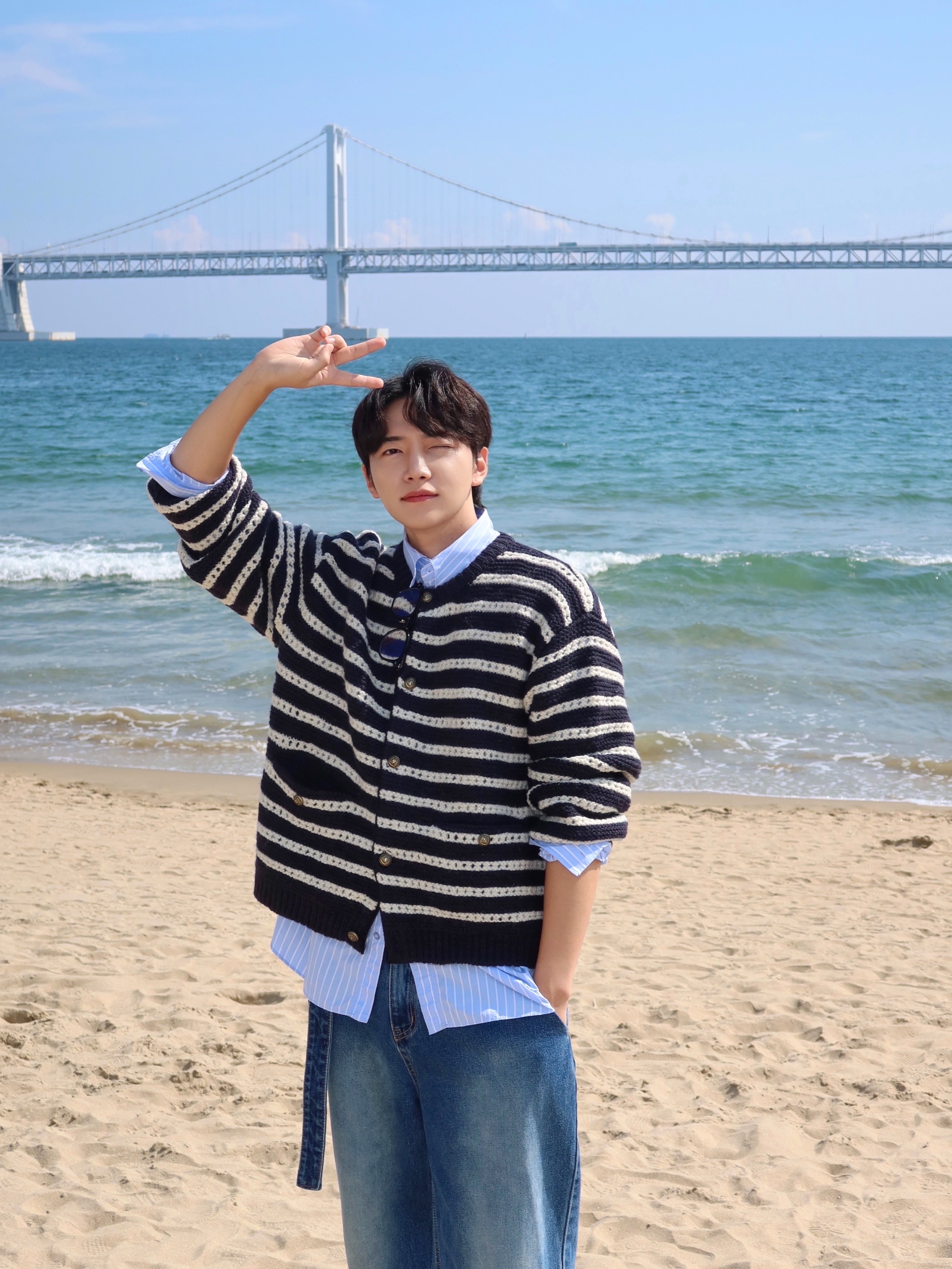 [KREAM 단독 리오더] STU Round Neck Stripe Cardigan Navy 착용 스타일 - 6