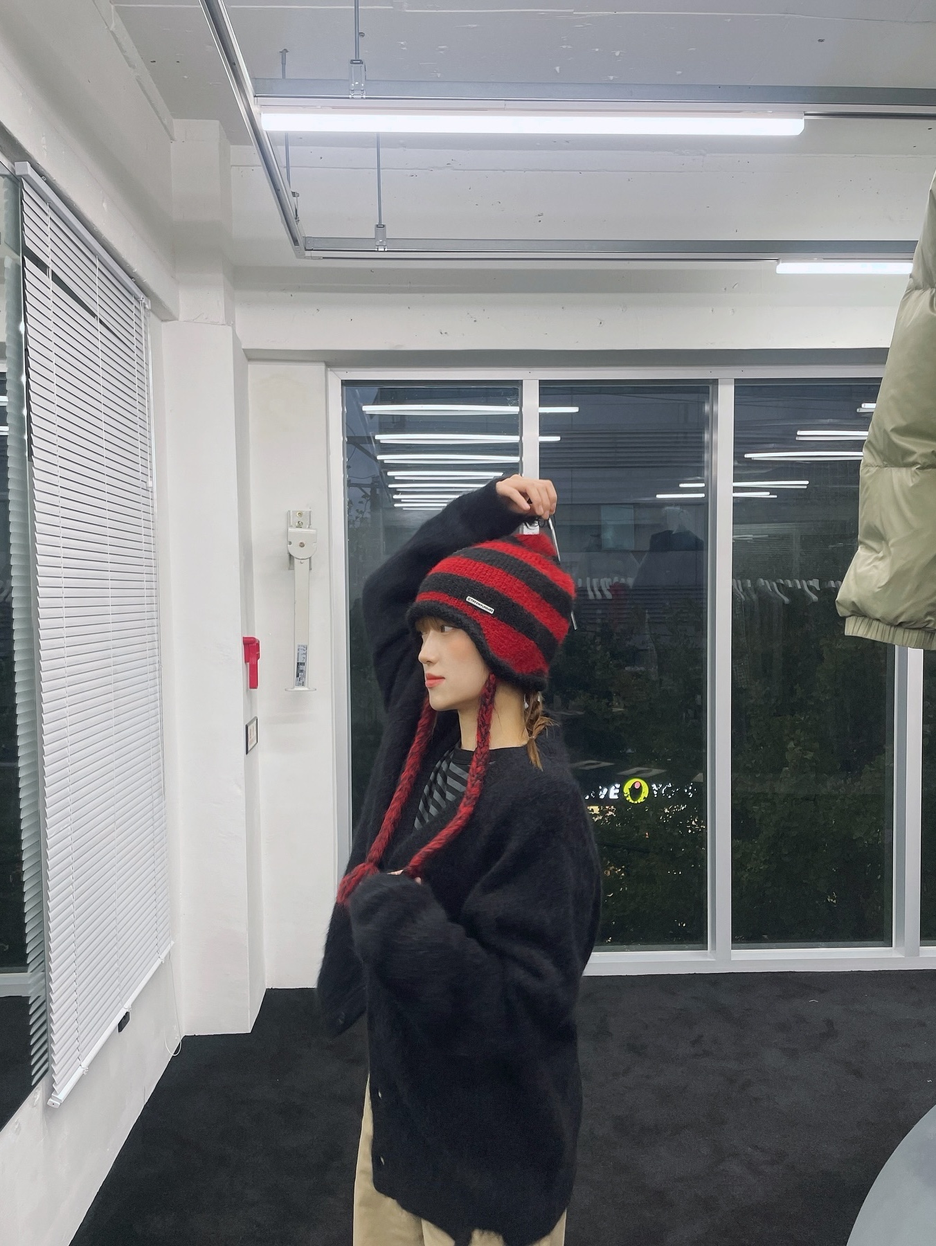 Thevinylhouse Ear Flap Stripe Beanie Red, Thevinylhouse Ear Flap Stripe Beanie Green 착용 스타일