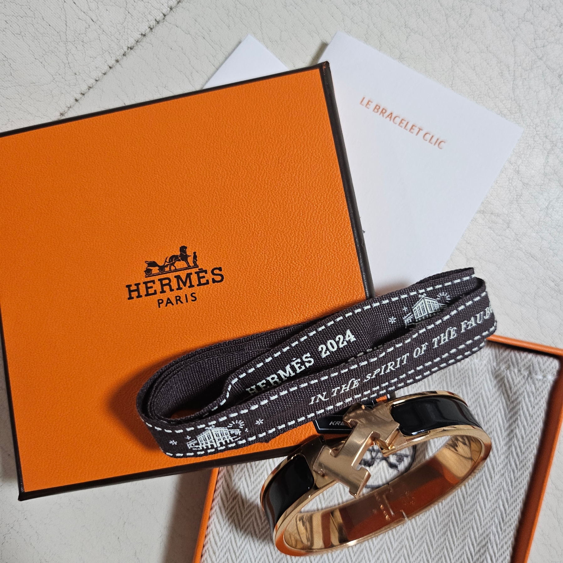 (W) Hermes Clic H Bracelet Rose Gold & Noir 착용 스타일 - 2