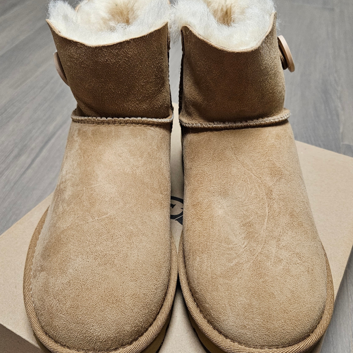 (W) UGG Mini Bailey Button II Boots Chestnut 착용 스타일 - 2