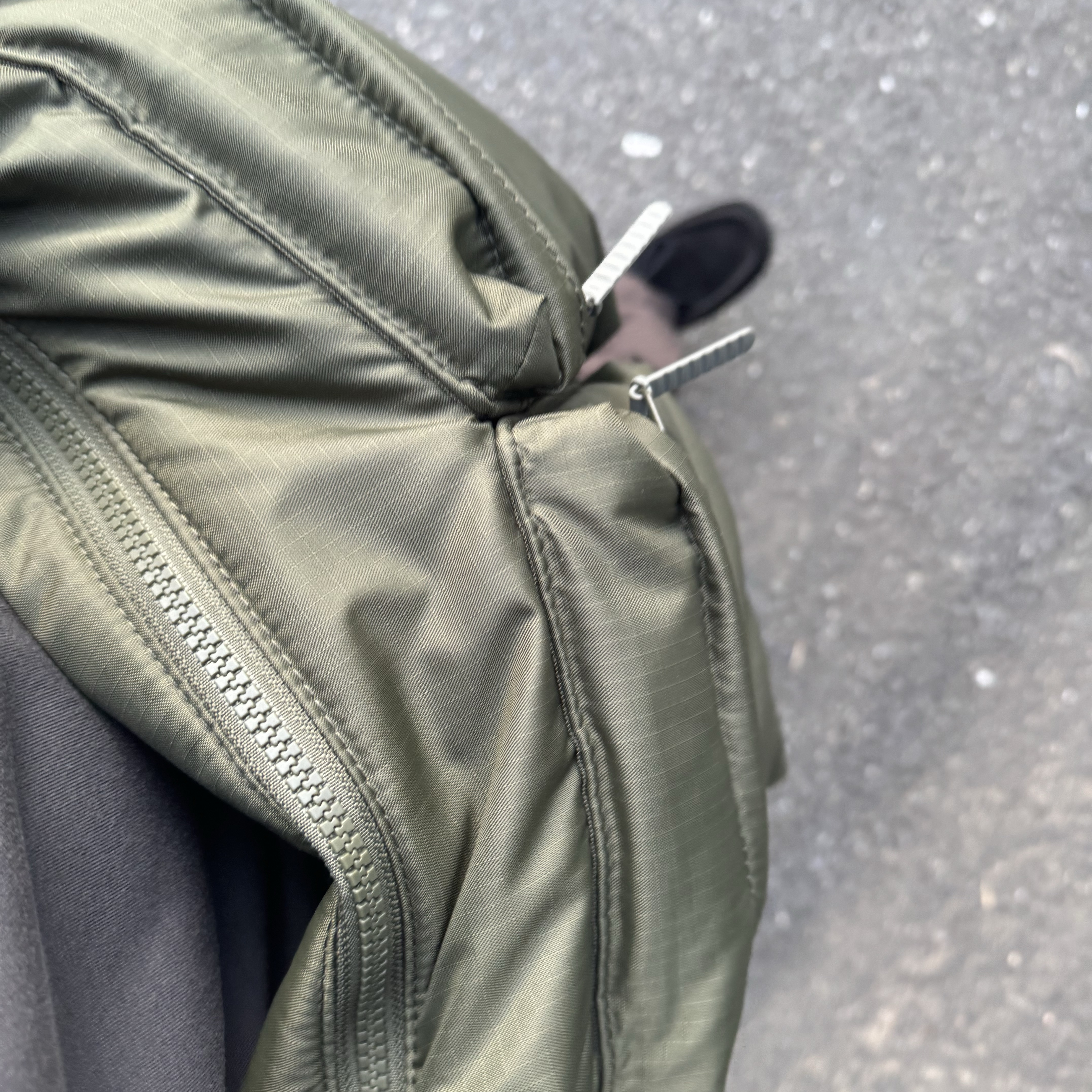 Uniqlo Multi Pocket Shoulder Bag Olive 착용 스타일